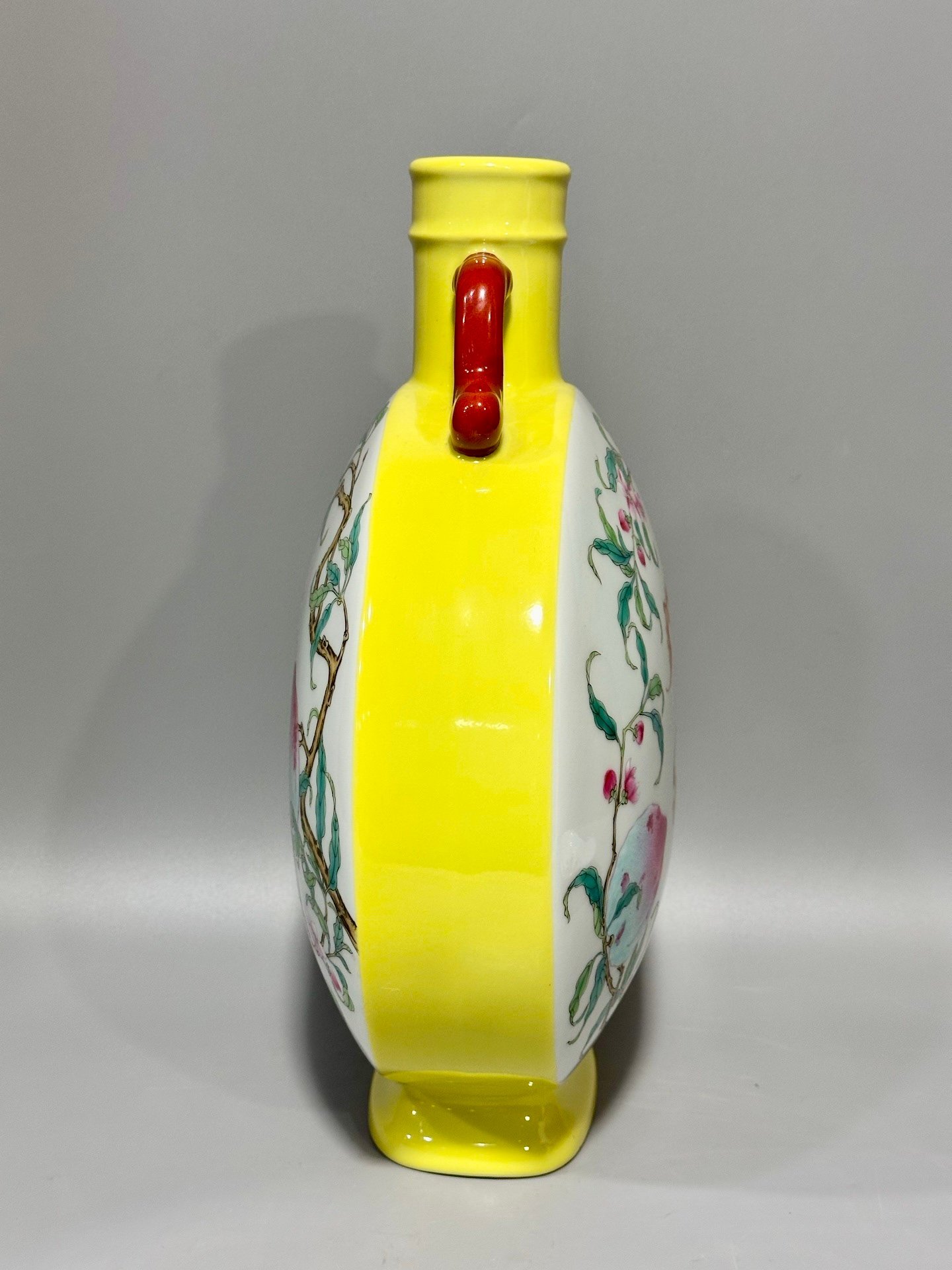 Qing Dynasty Yongzheng this is flat vase