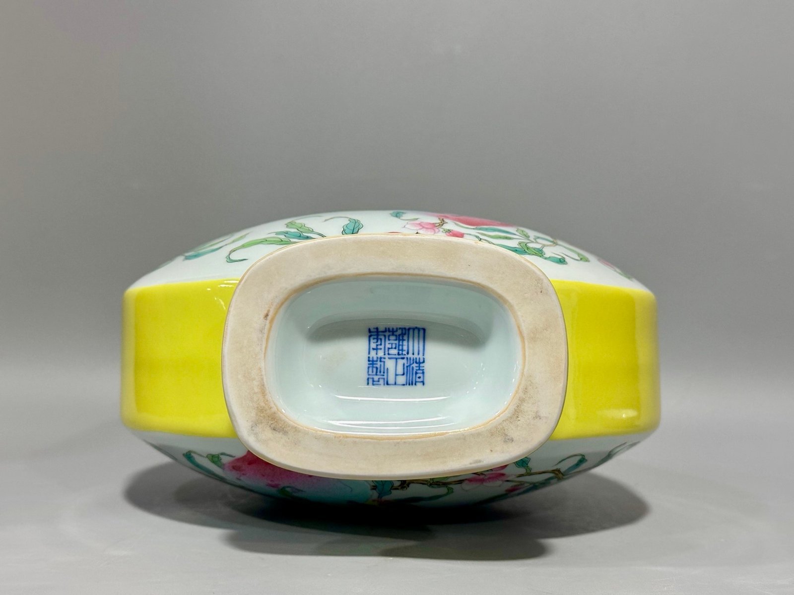 Qing Dynasty Yongzheng this is flat vase