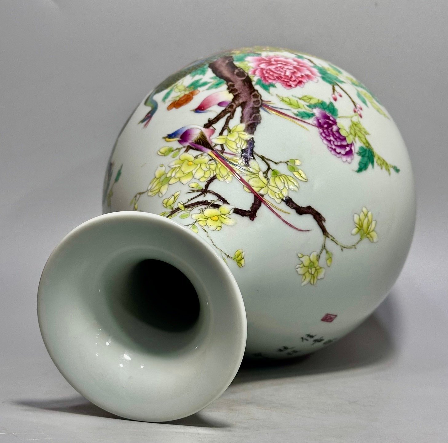 Qing Dynasty Yongzheng this enameled flower-and-bird jade spring vase