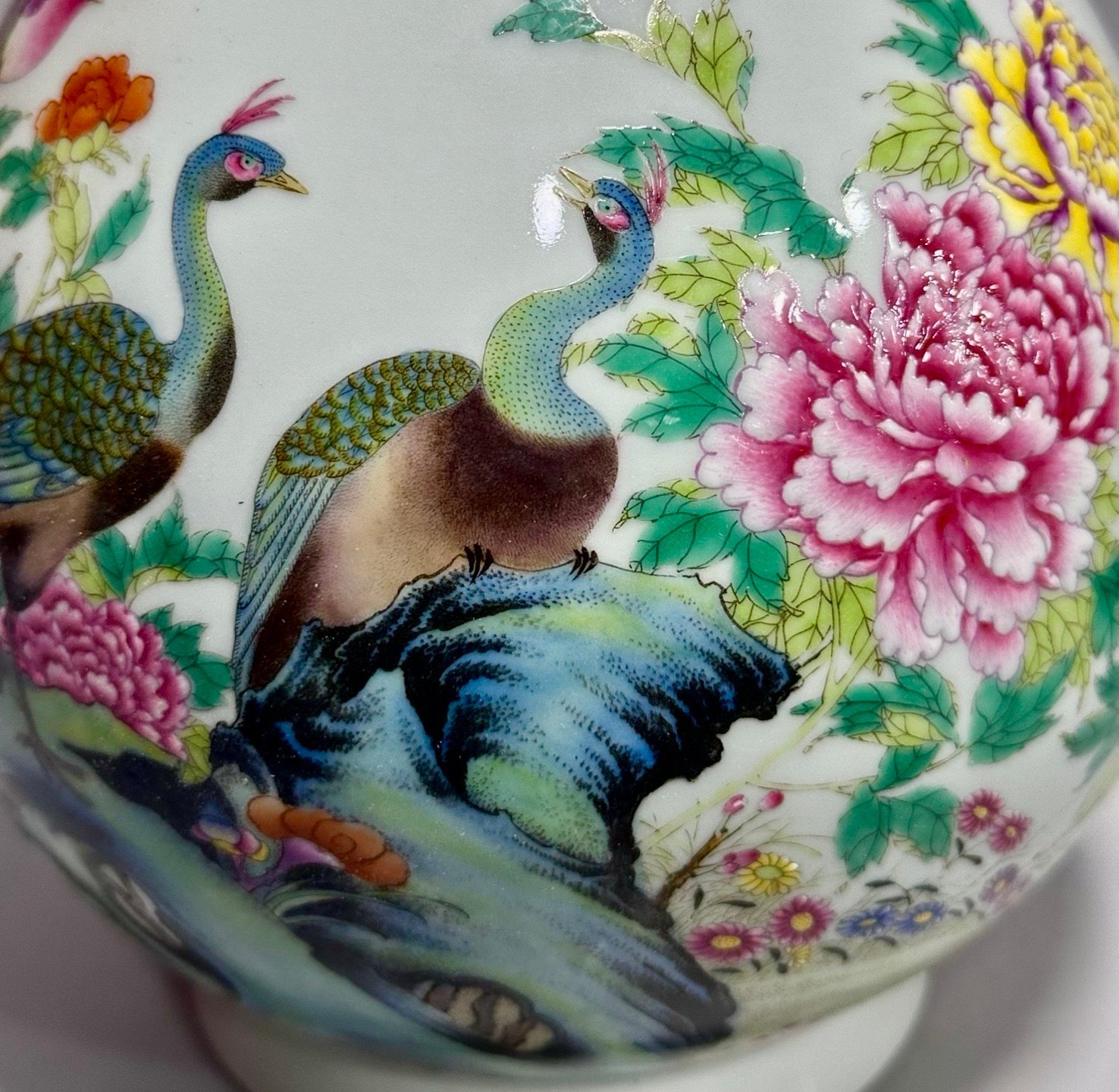Qing Dynasty Yongzheng this enameled flower-and-bird jade spring vase