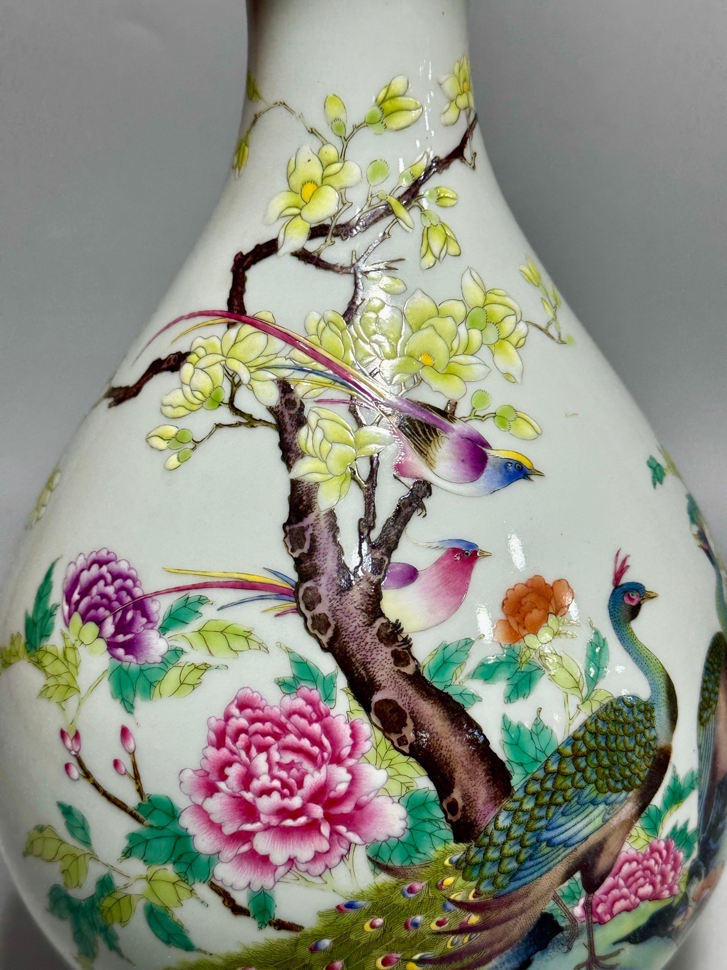 Qing Dynasty Yongzheng this enameled flower-and-bird jade spring vase