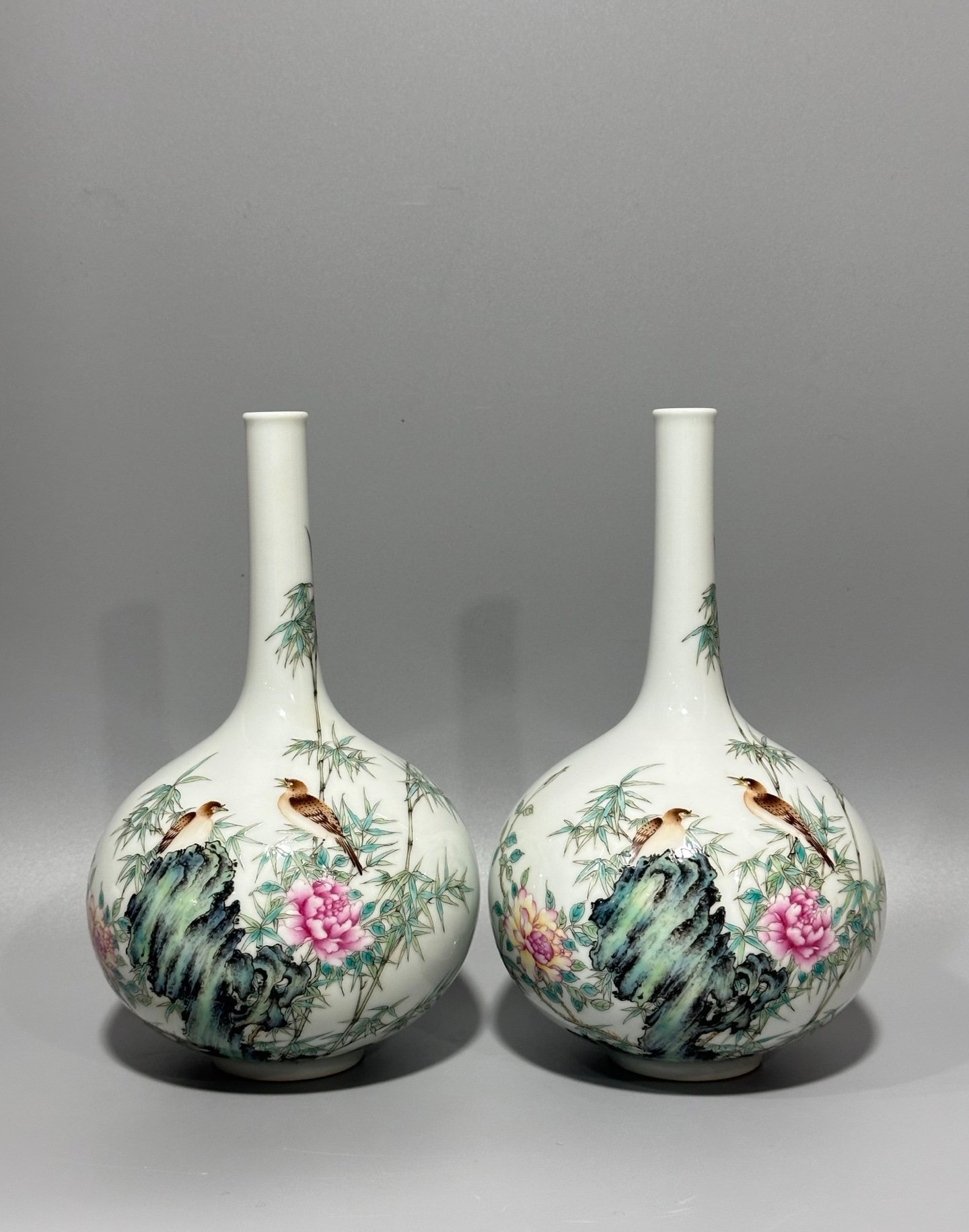 Qing Dynasty Yongzheng long enamel vase with flowers