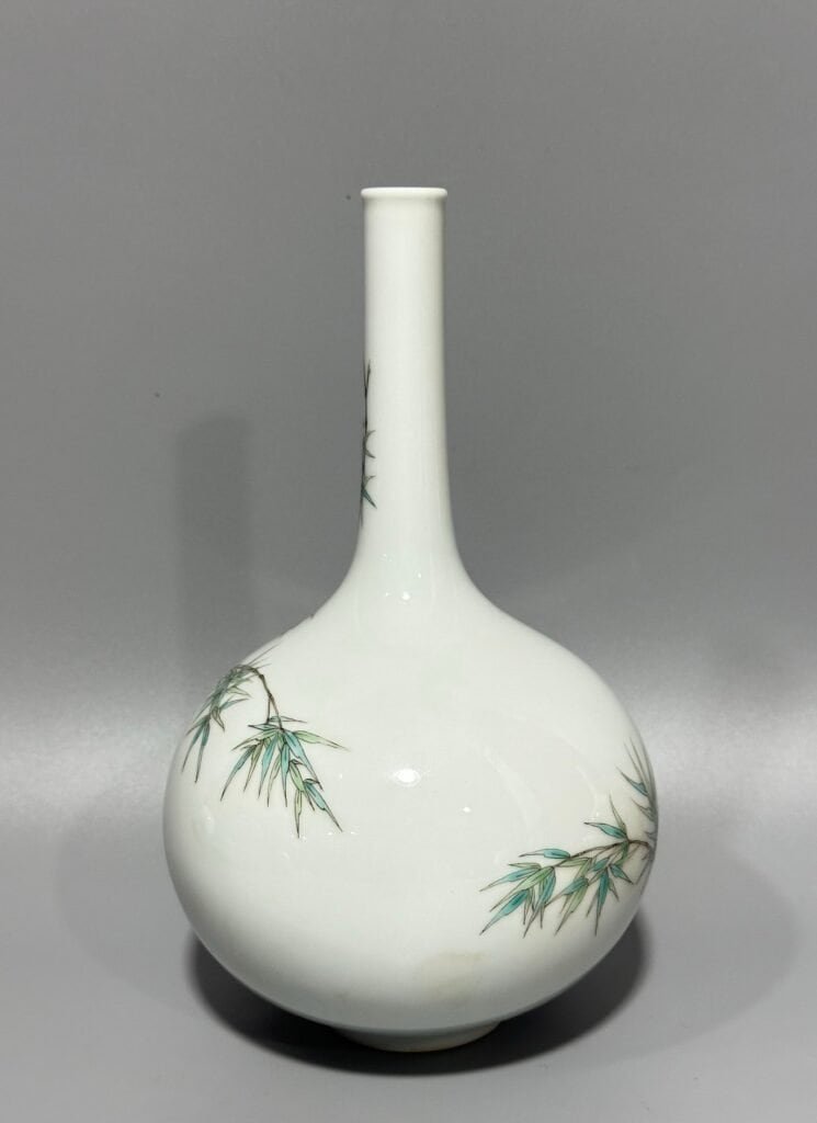 Qing Dynasty Yongzheng long enamel vase with flowers