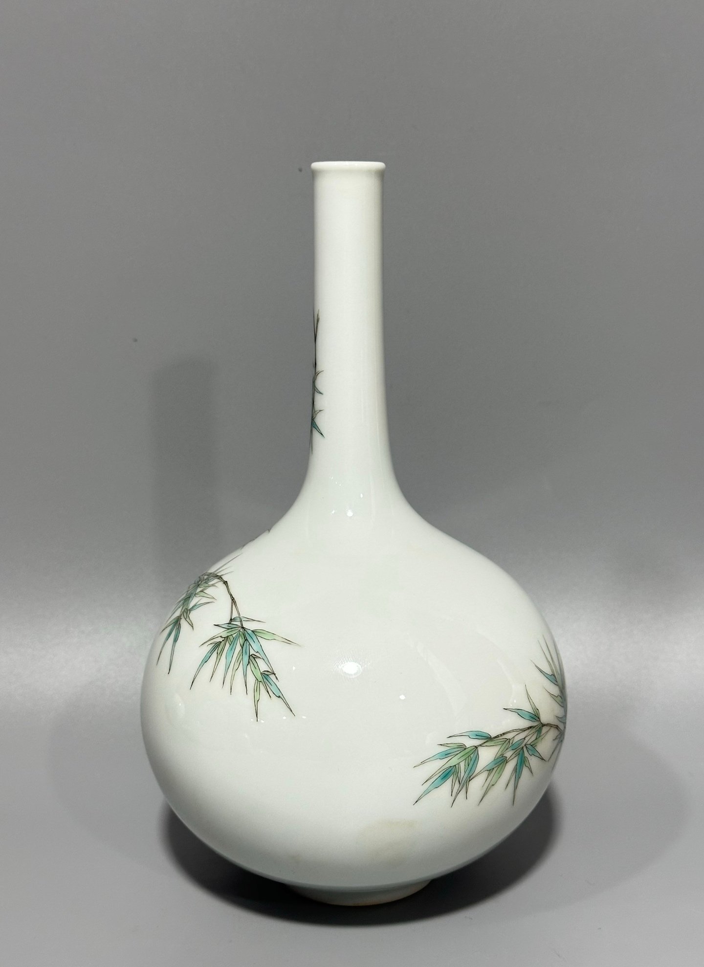 Qing Dynasty Yongzheng long enamel vase with flowers