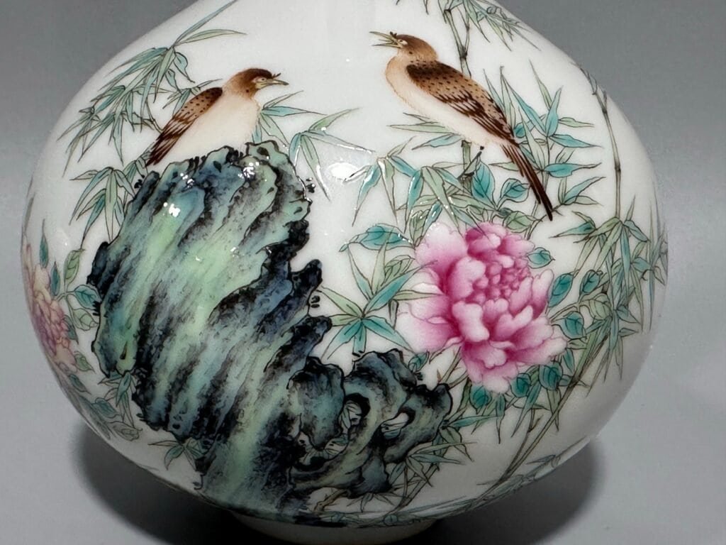 Qing Dynasty Yongzheng long enamel vase with flowers