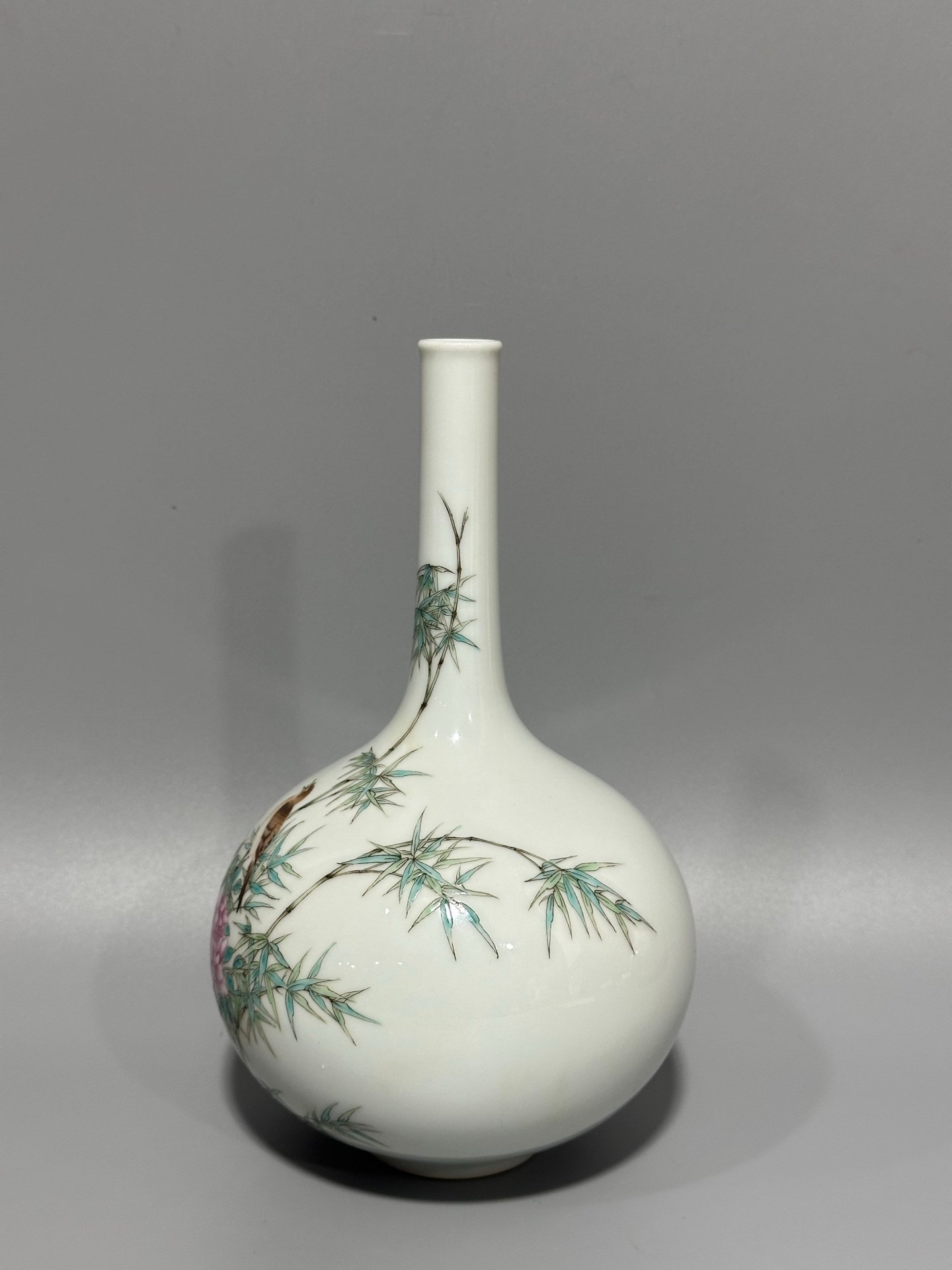 Qing Dynasty Yongzheng long enamel vase with flowers