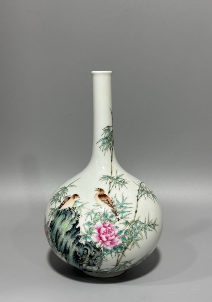 Qing Dynasty Yongzheng long enamel vase with flowers