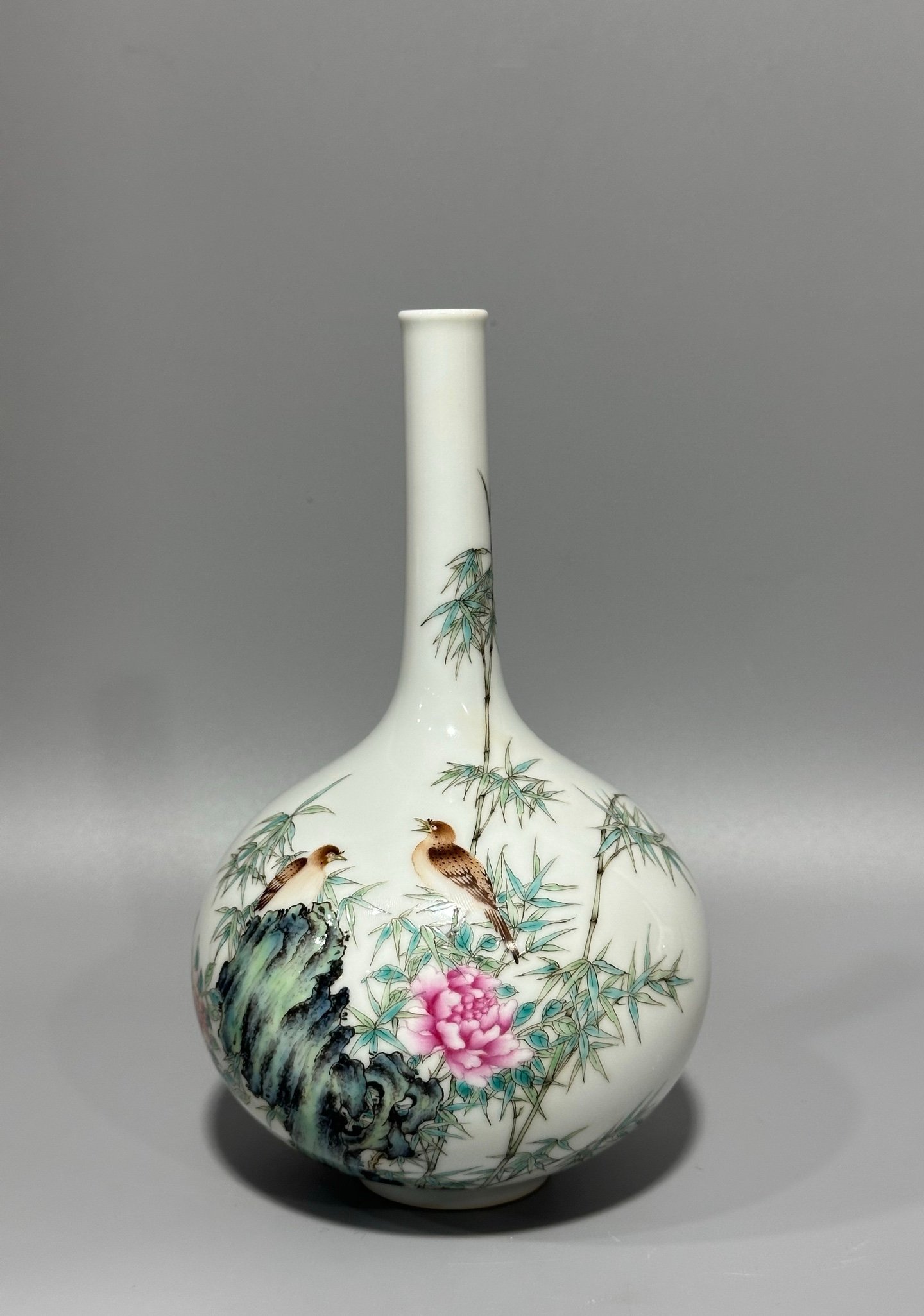 Qing Dynasty Yongzheng long enamel vase with flowers