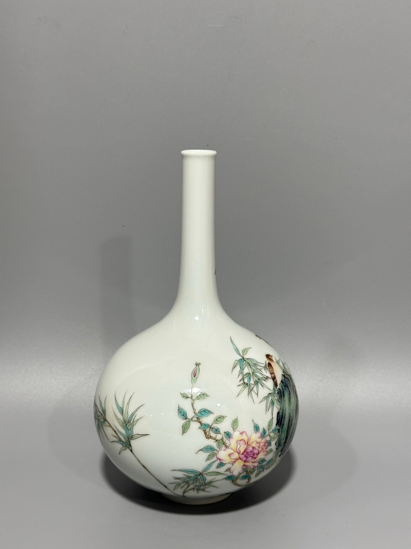 Qing Dynasty Yongzheng long enamel vase with flowers