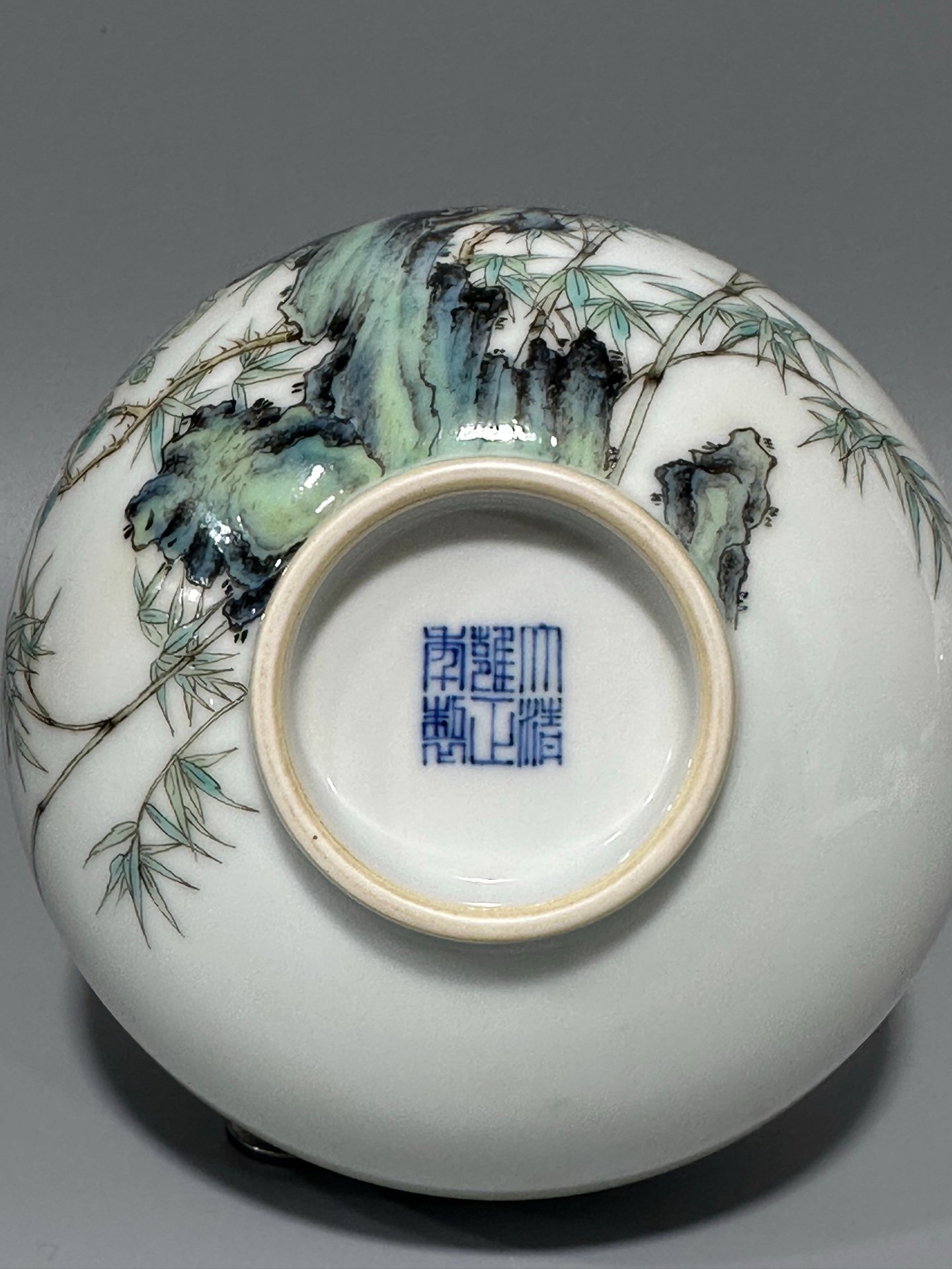 Qing Dynasty Yongzheng long enamel vase with flowers