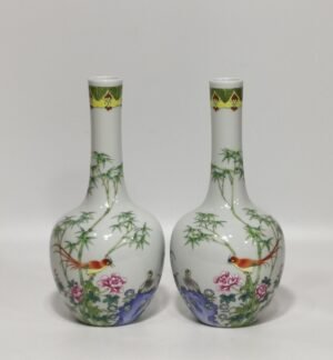 Qing Dynasty Yongzheng long-necked vase