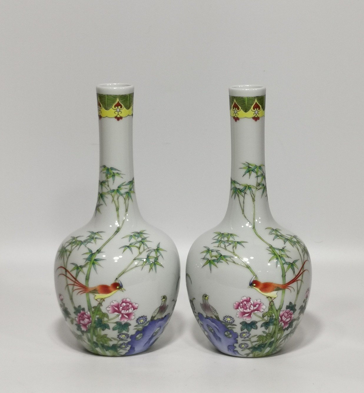 Qing Dynasty Yongzheng long-necked vase