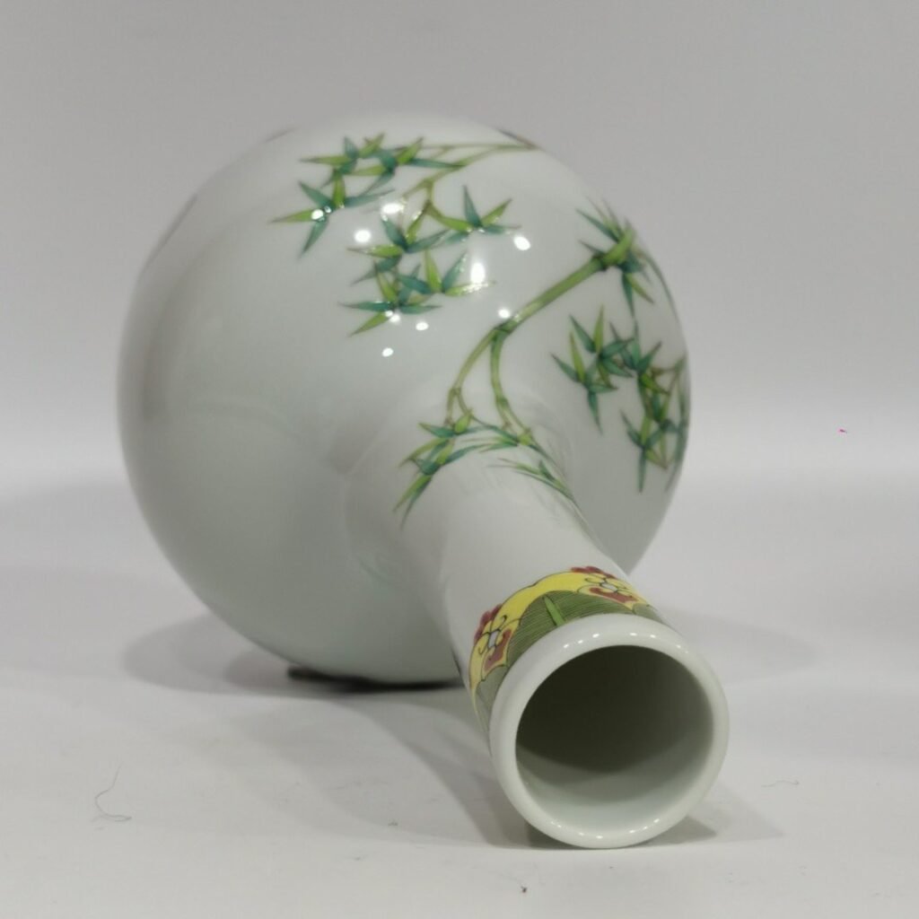 Qing Dynasty Yongzheng long-necked vase