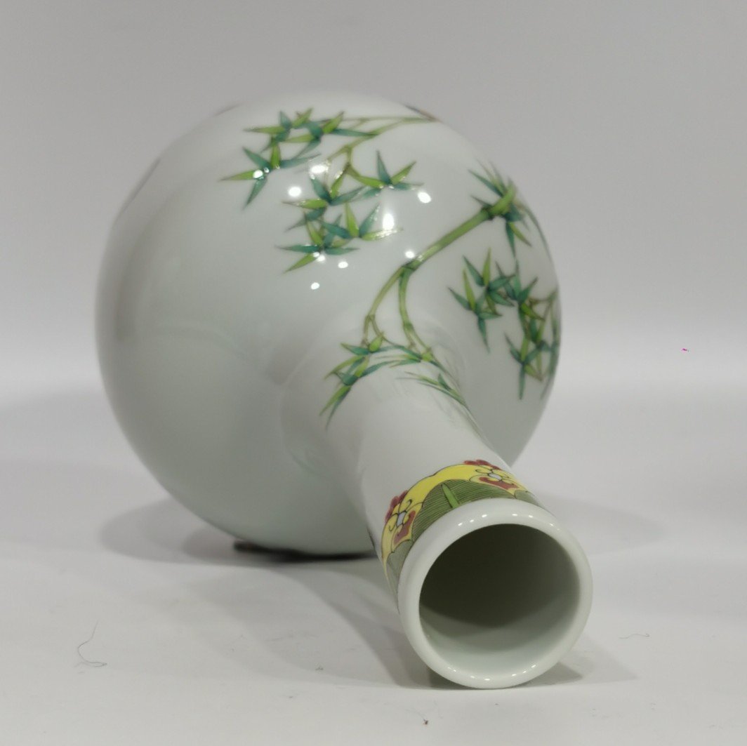 Qing Dynasty Yongzheng long-necked vase