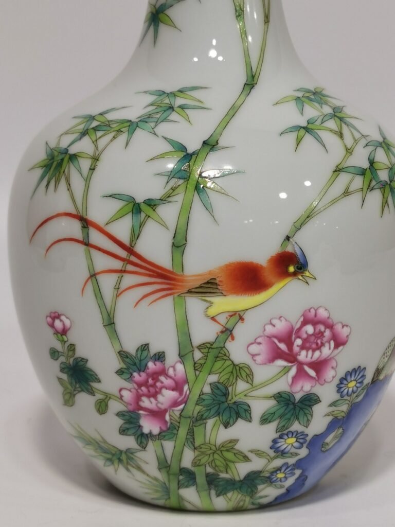 Qing Dynasty Yongzheng long-necked vase