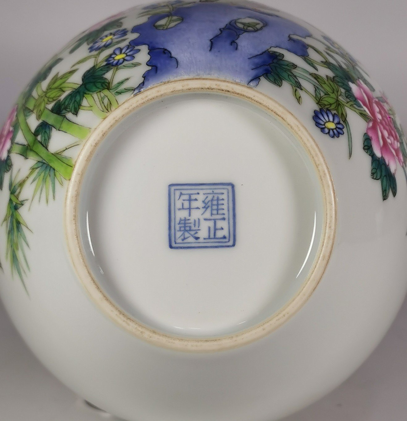 Qing Dynasty Yongzheng long-necked vase