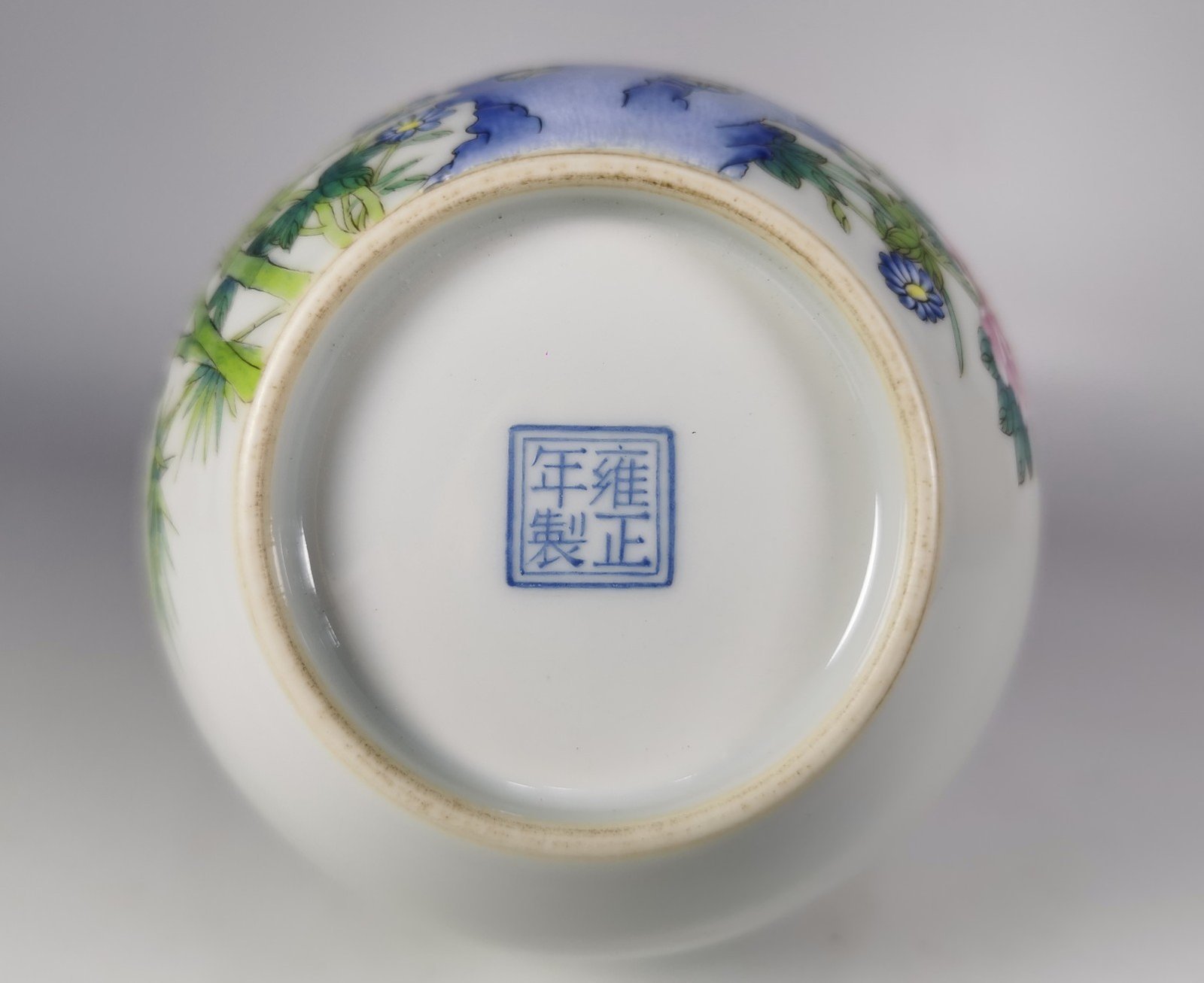 Qing Dynasty Yongzheng long-necked vase