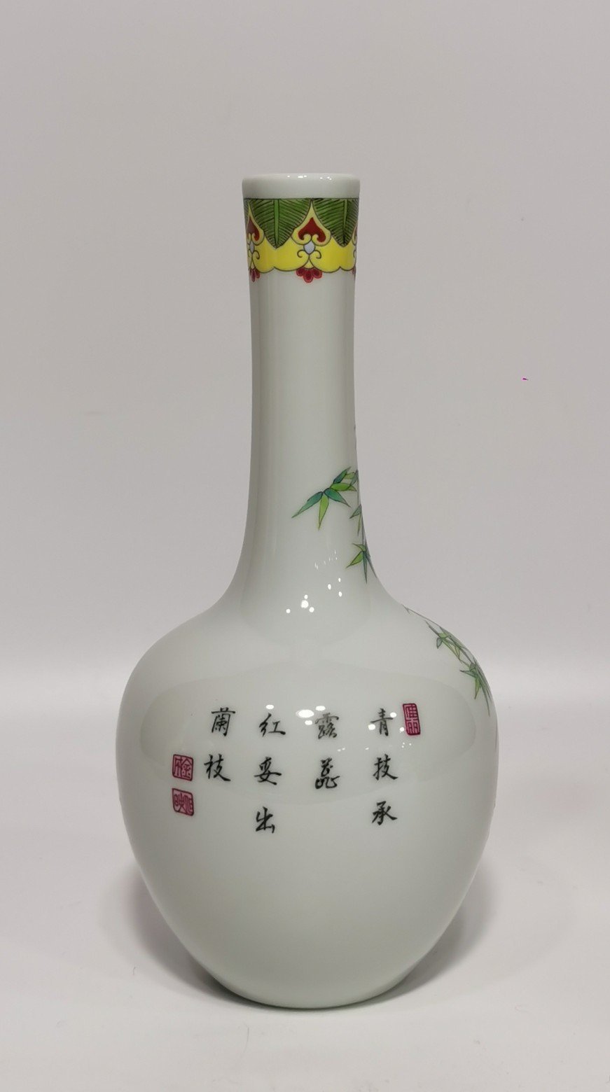 Qing Dynasty Yongzheng long-necked vase