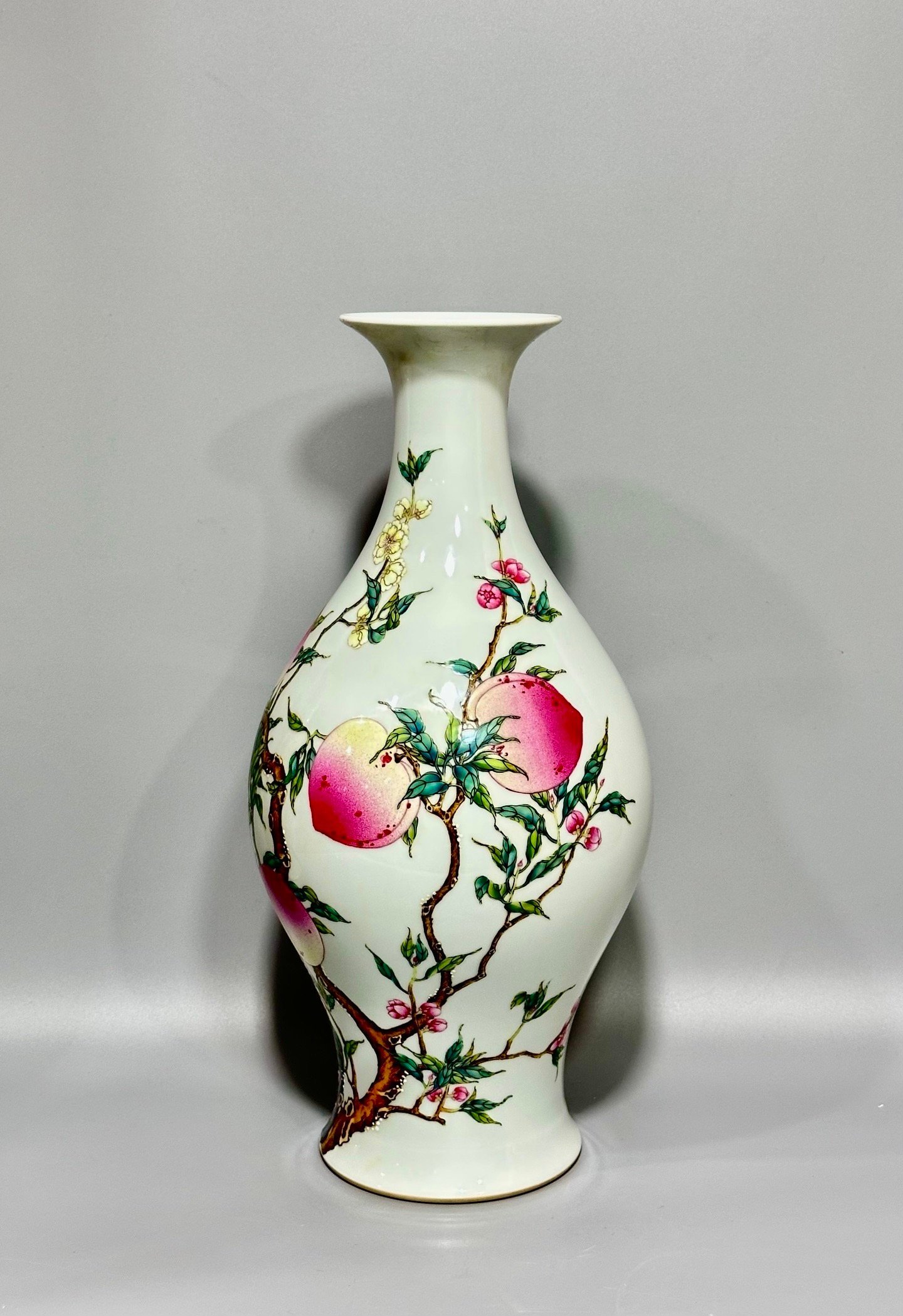 Qing Dynasty Yongzheng this pastel nine-peach olive vase
