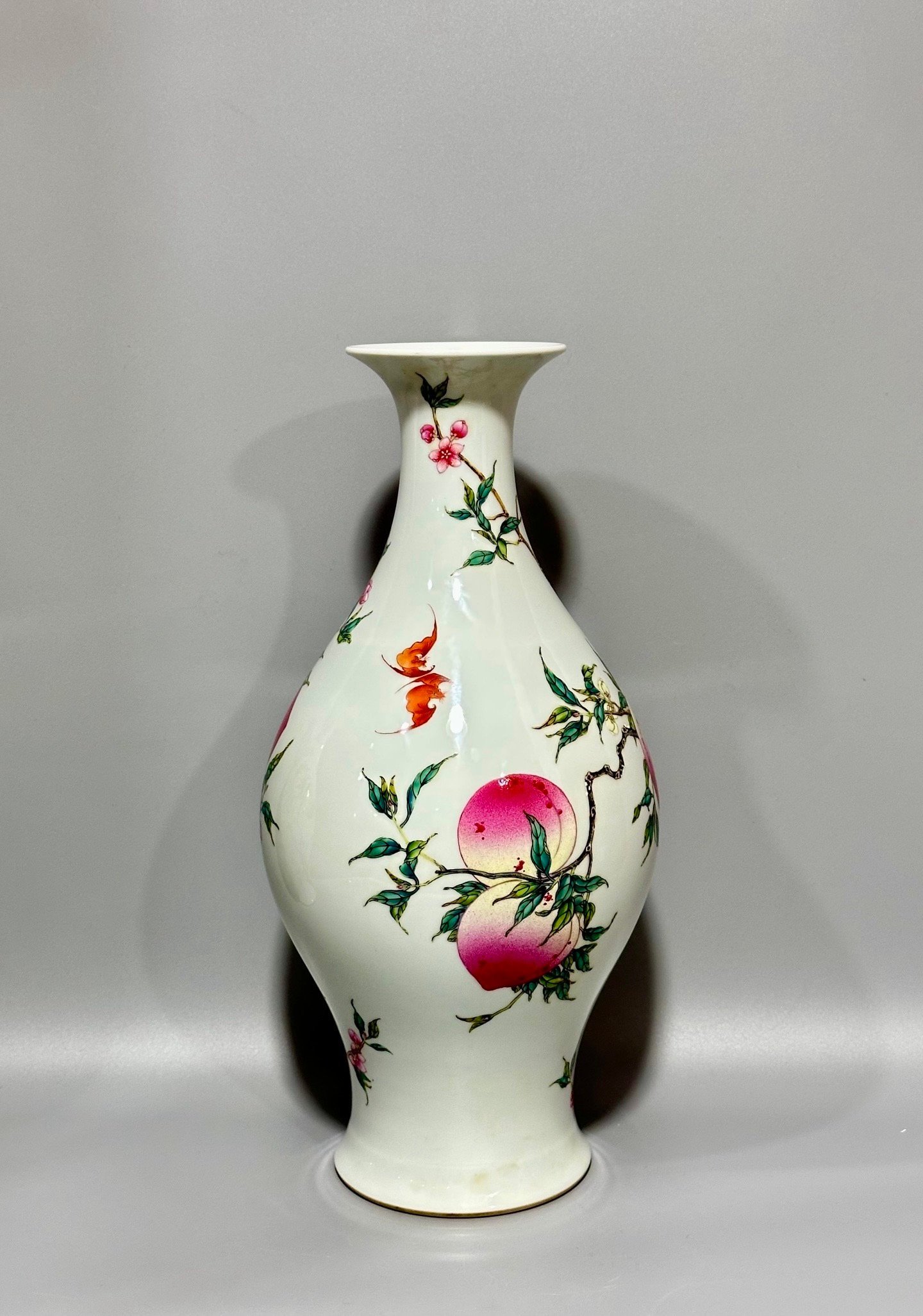 Qing Dynasty Yongzheng this pastel nine-peach olive vase
