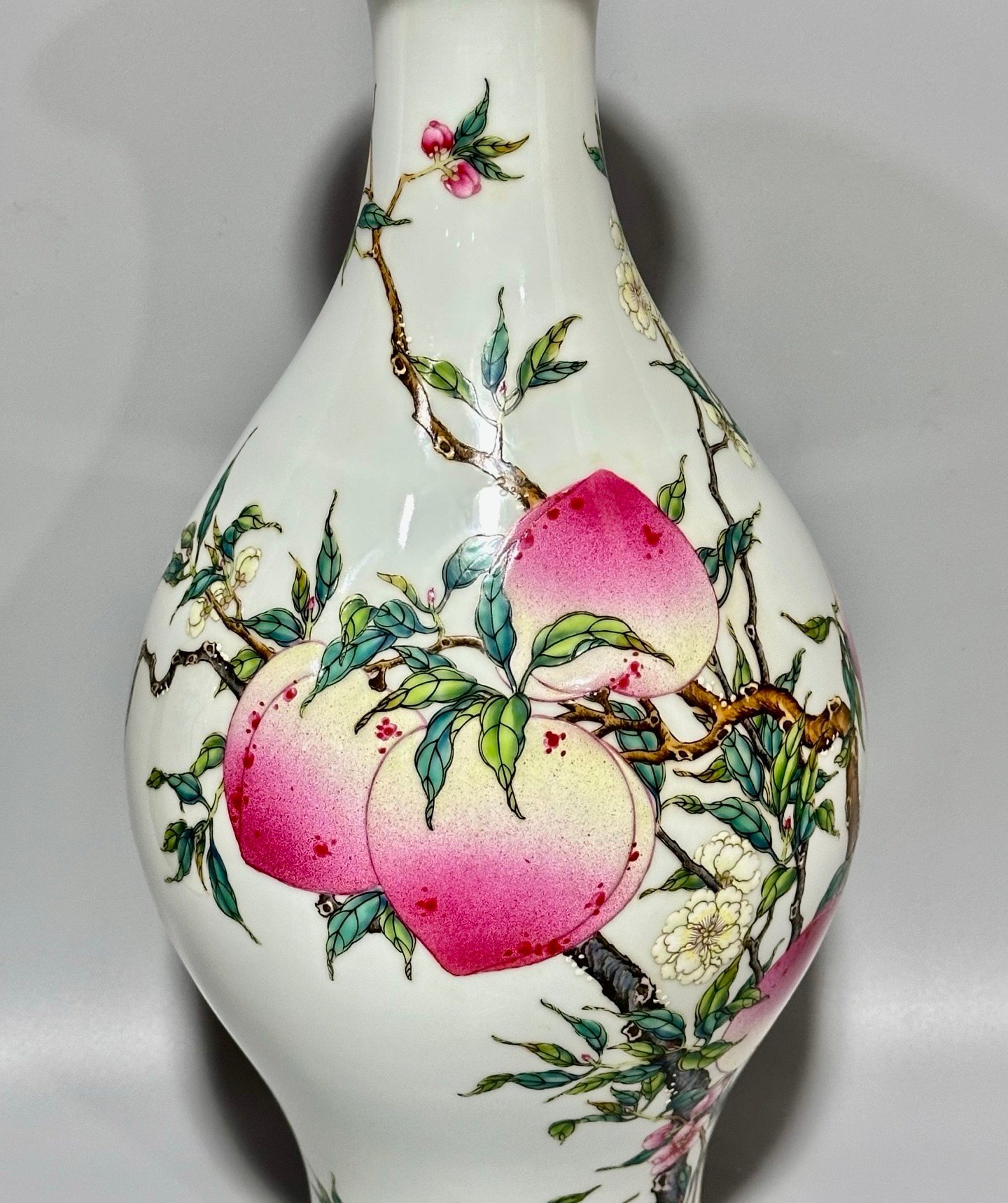 Qing Dynasty Yongzheng this pastel nine-peach olive vase