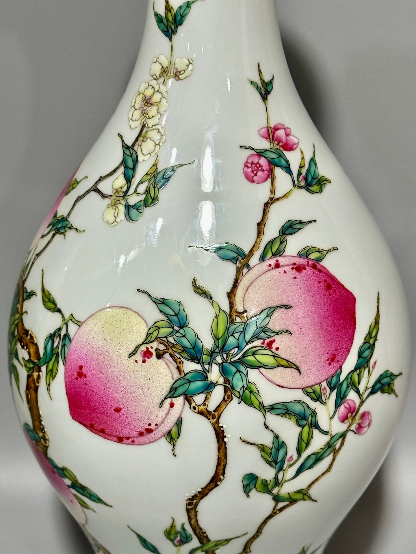 Qing Dynasty Yongzheng this pastel nine-peach olive vase