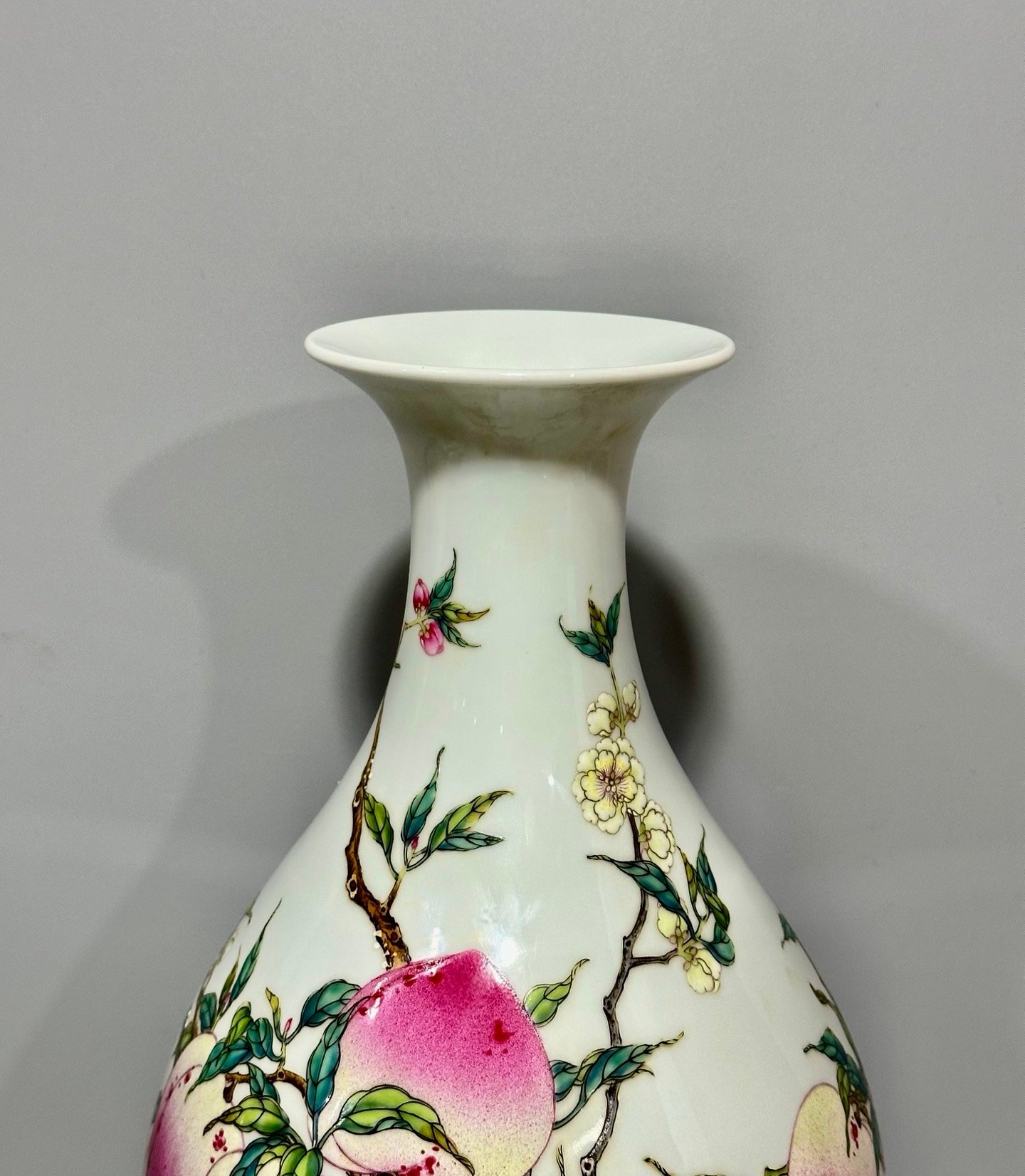 Qing Dynasty Yongzheng this pastel nine-peach olive vase