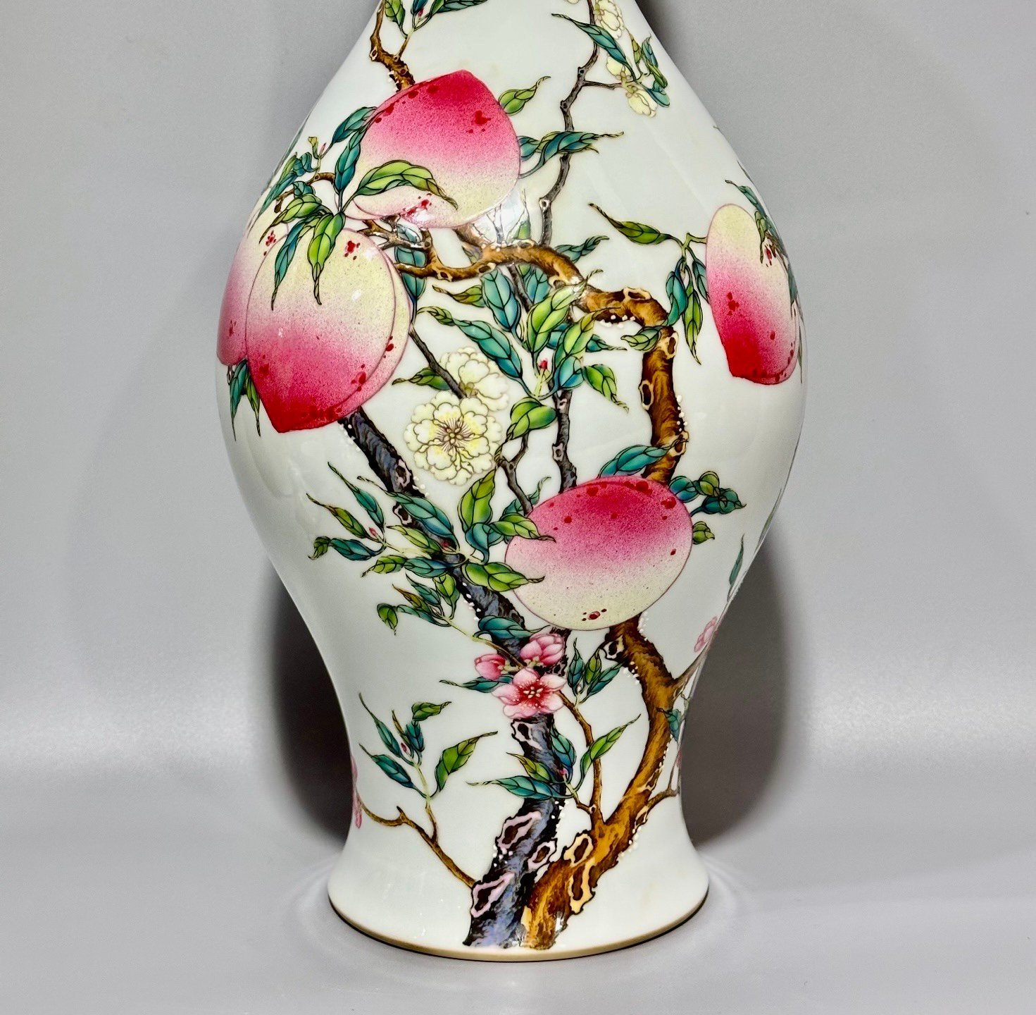 Qing Dynasty Yongzheng this pastel nine-peach olive vase