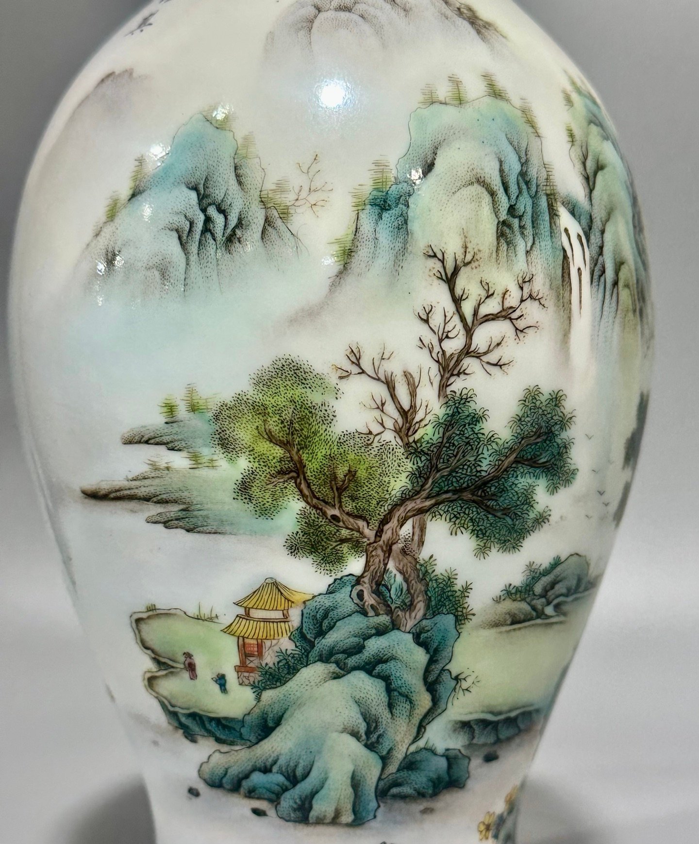 Qing Dynasty Yongzheng this pastel olive vase