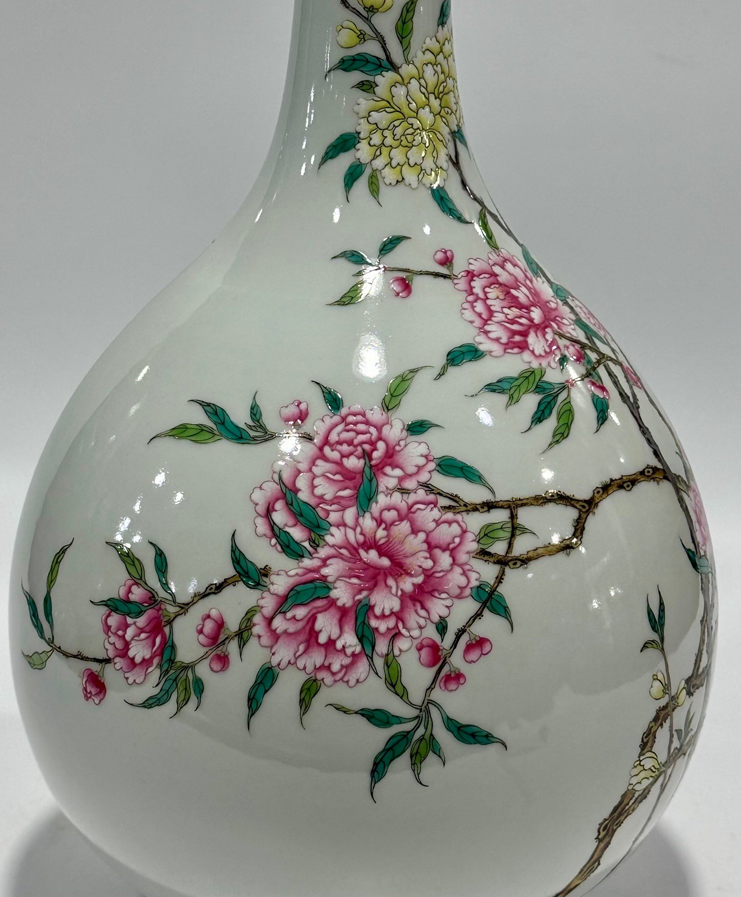 Qing Dynasty Yongzheng this pastel plum blossom vase