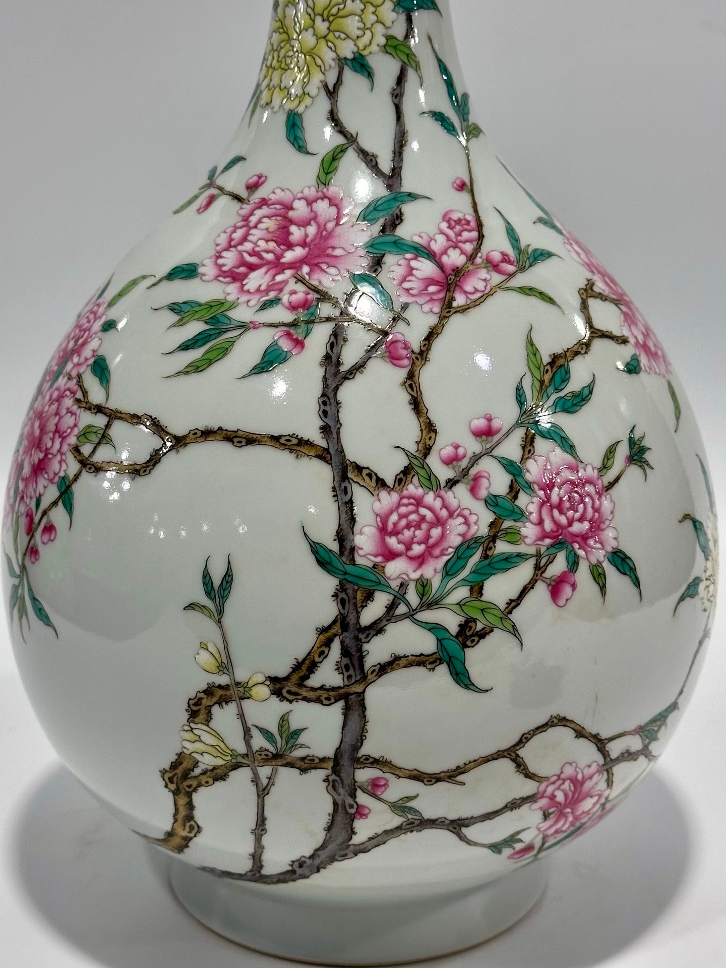 Qing Dynasty Yongzheng this pastel plum blossom vase