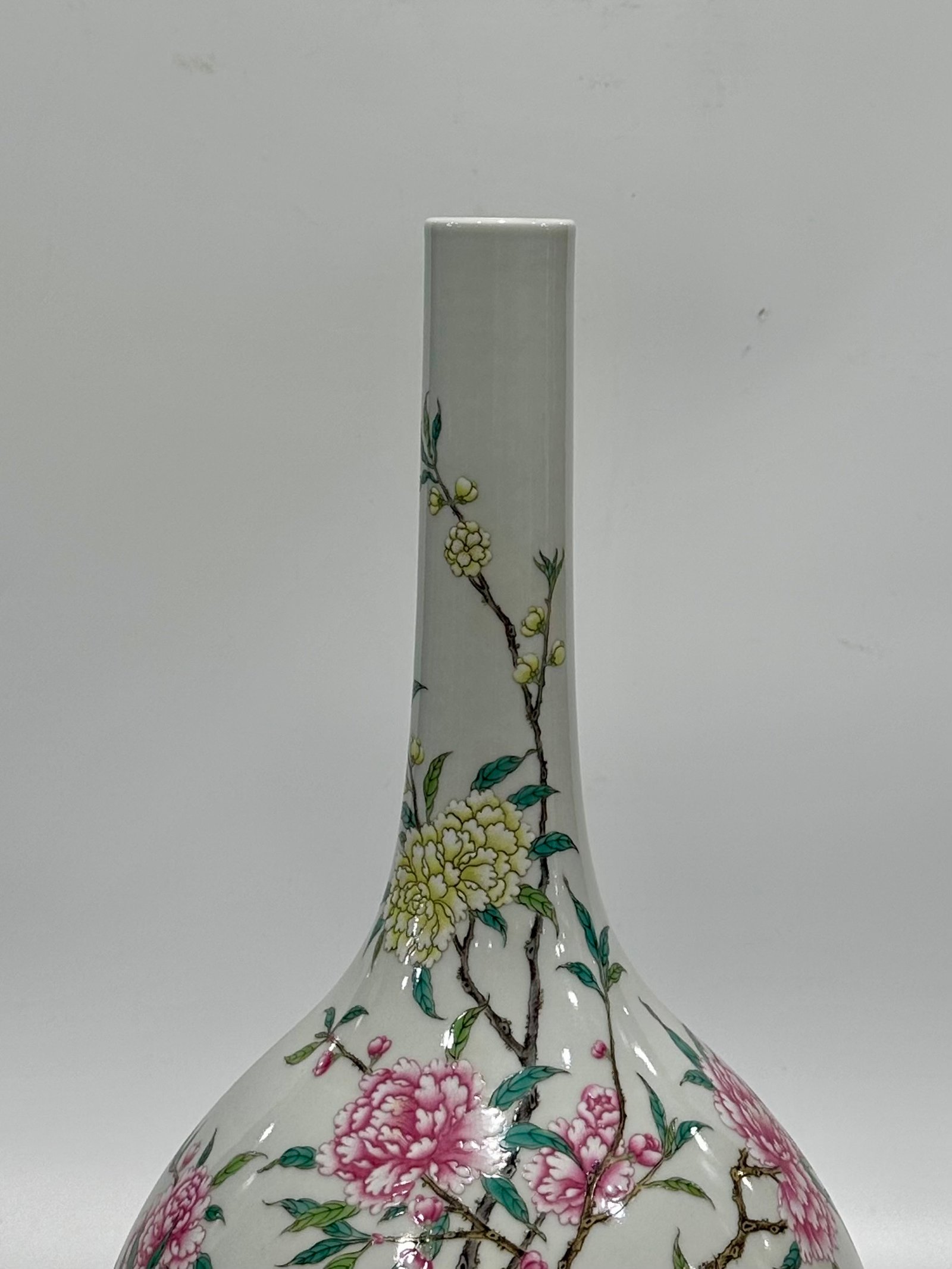 Qing Dynasty Yongzheng this pastel plum blossom vase