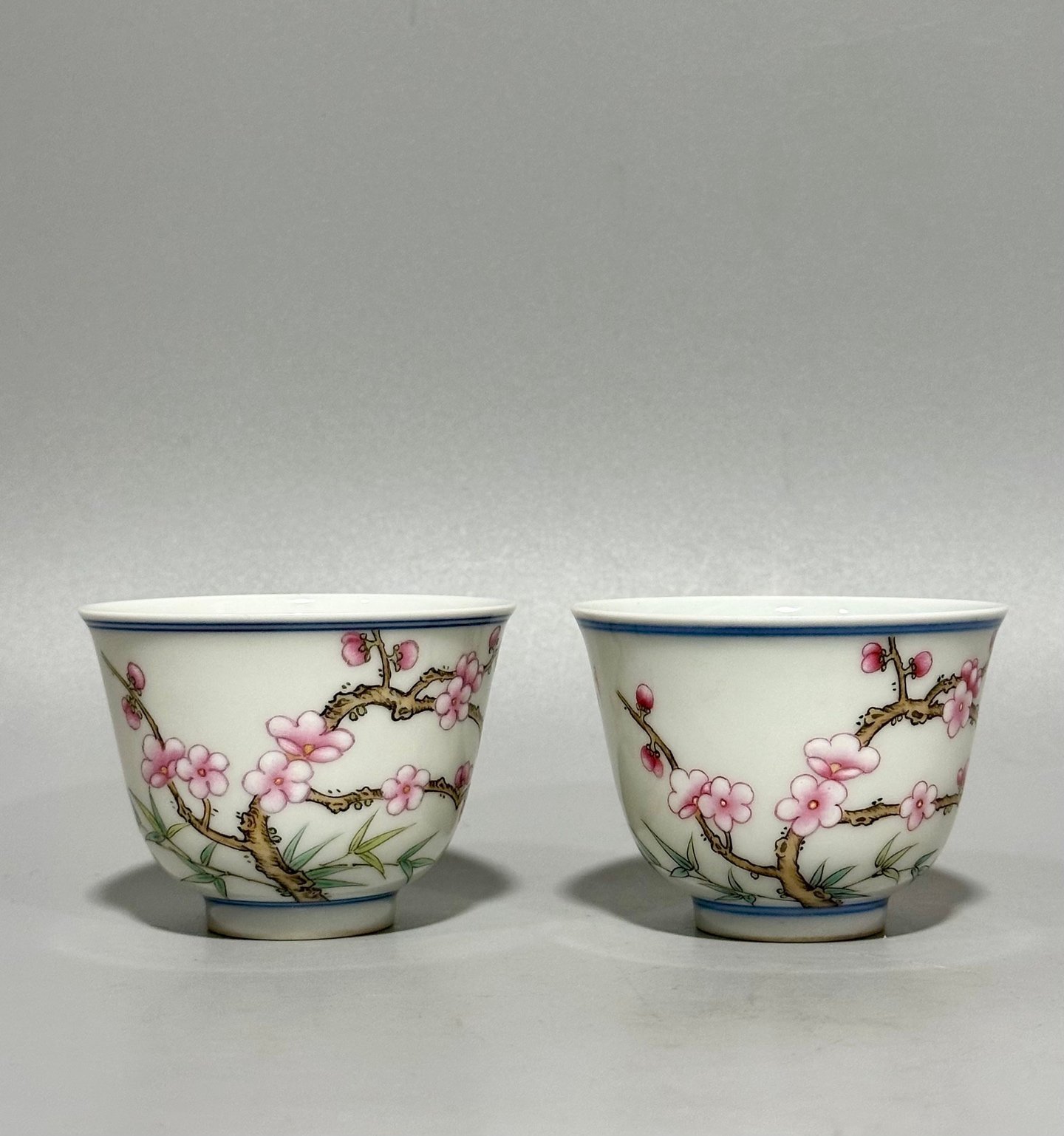 Qing Dynasty Yongzheng this cup is Burner in pastel color with floral