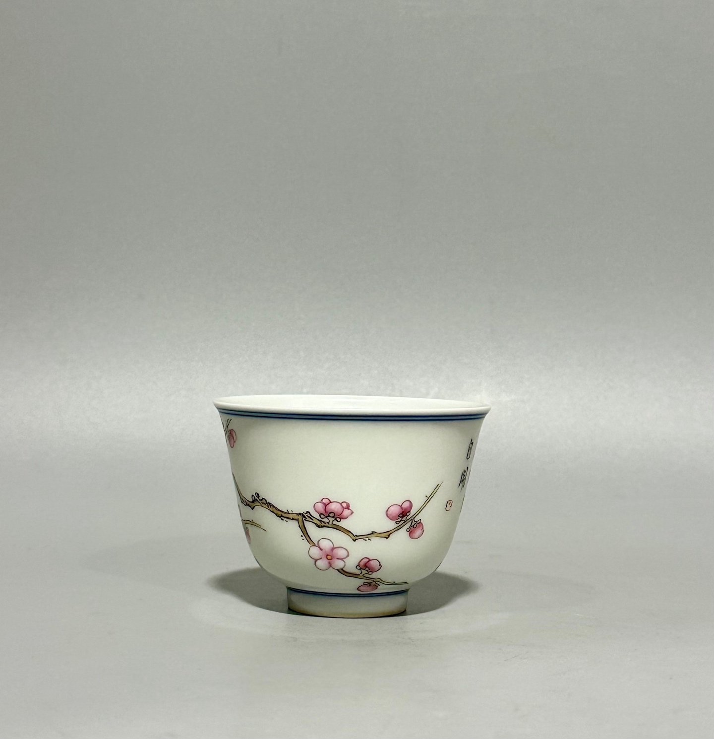 Qing Dynasty Yongzheng this cup is Burner in pastel color with floral