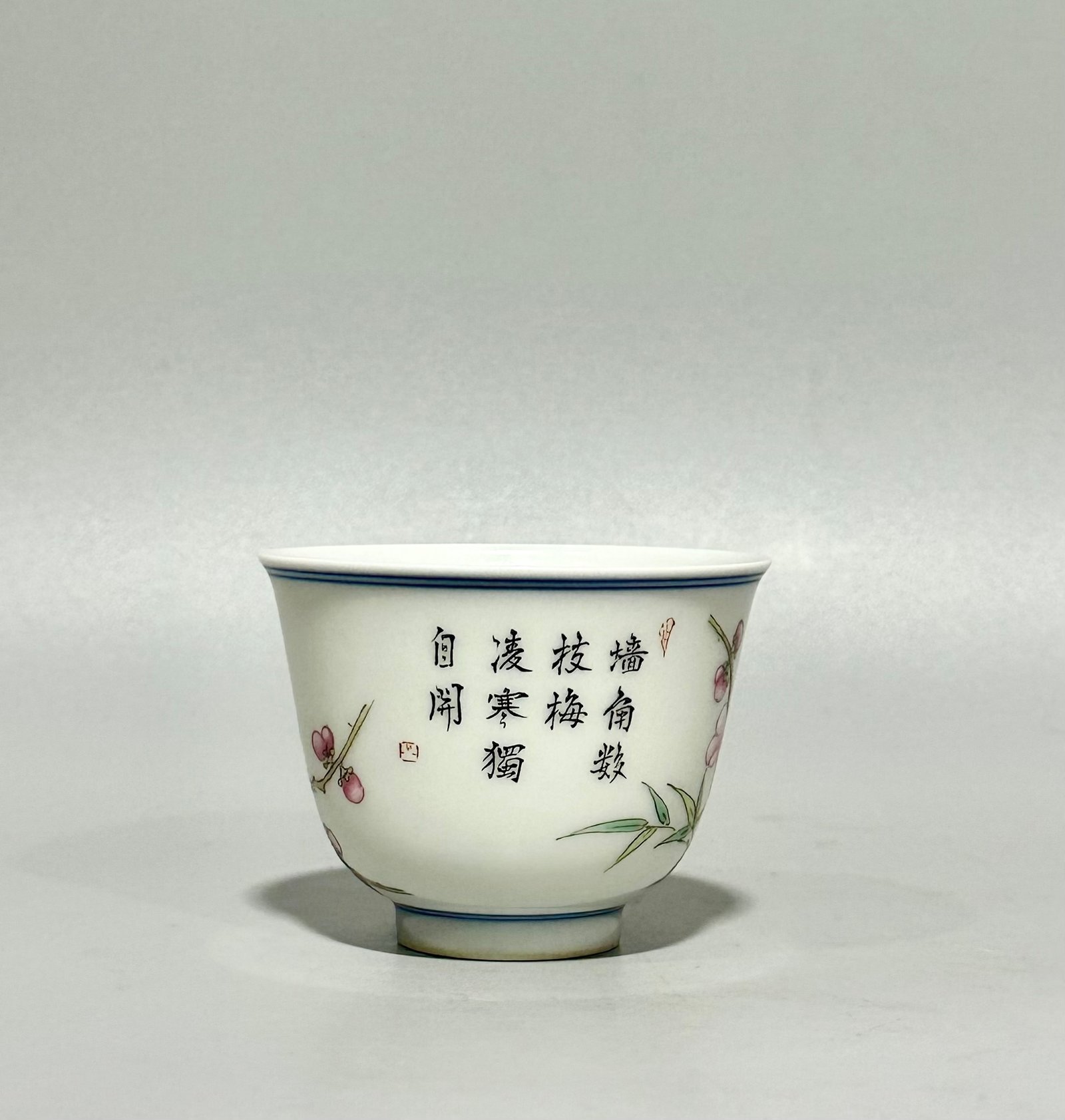 Qing Dynasty Yongzheng this cup is Burner in pastel color with floral