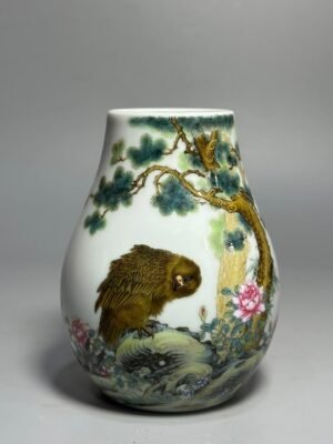 Qing Dynasty Yongzheng pastel eagle-patterned vase