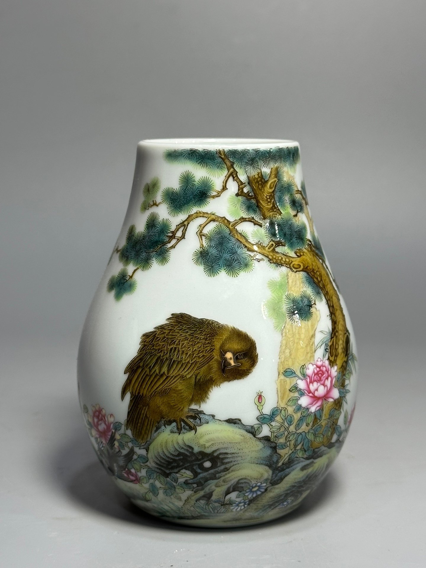 Qing Dynasty Yongzheng pastel eagle-patterned vase