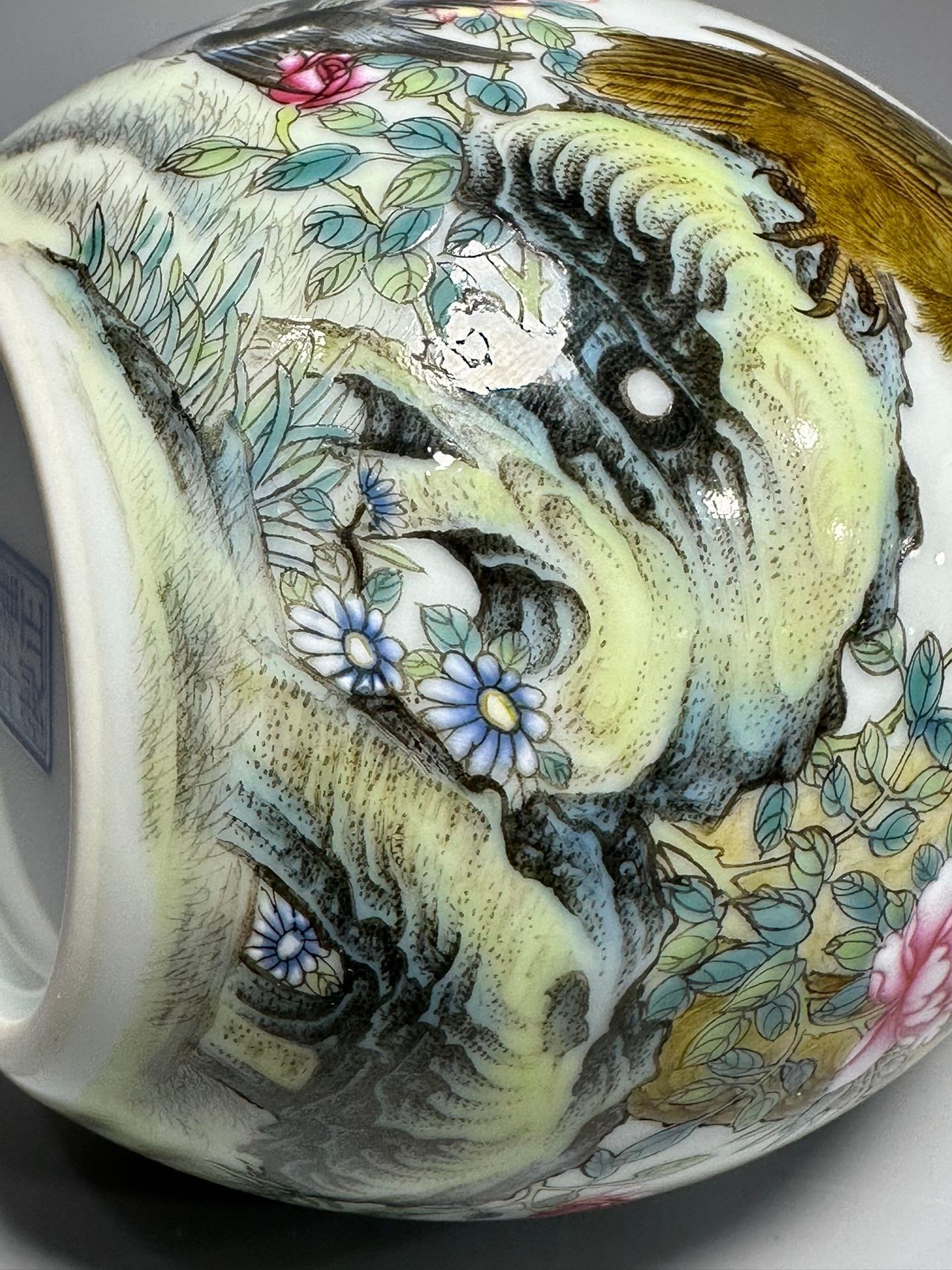 Qing Dynasty Yongzheng pastel eagle-patterned vase