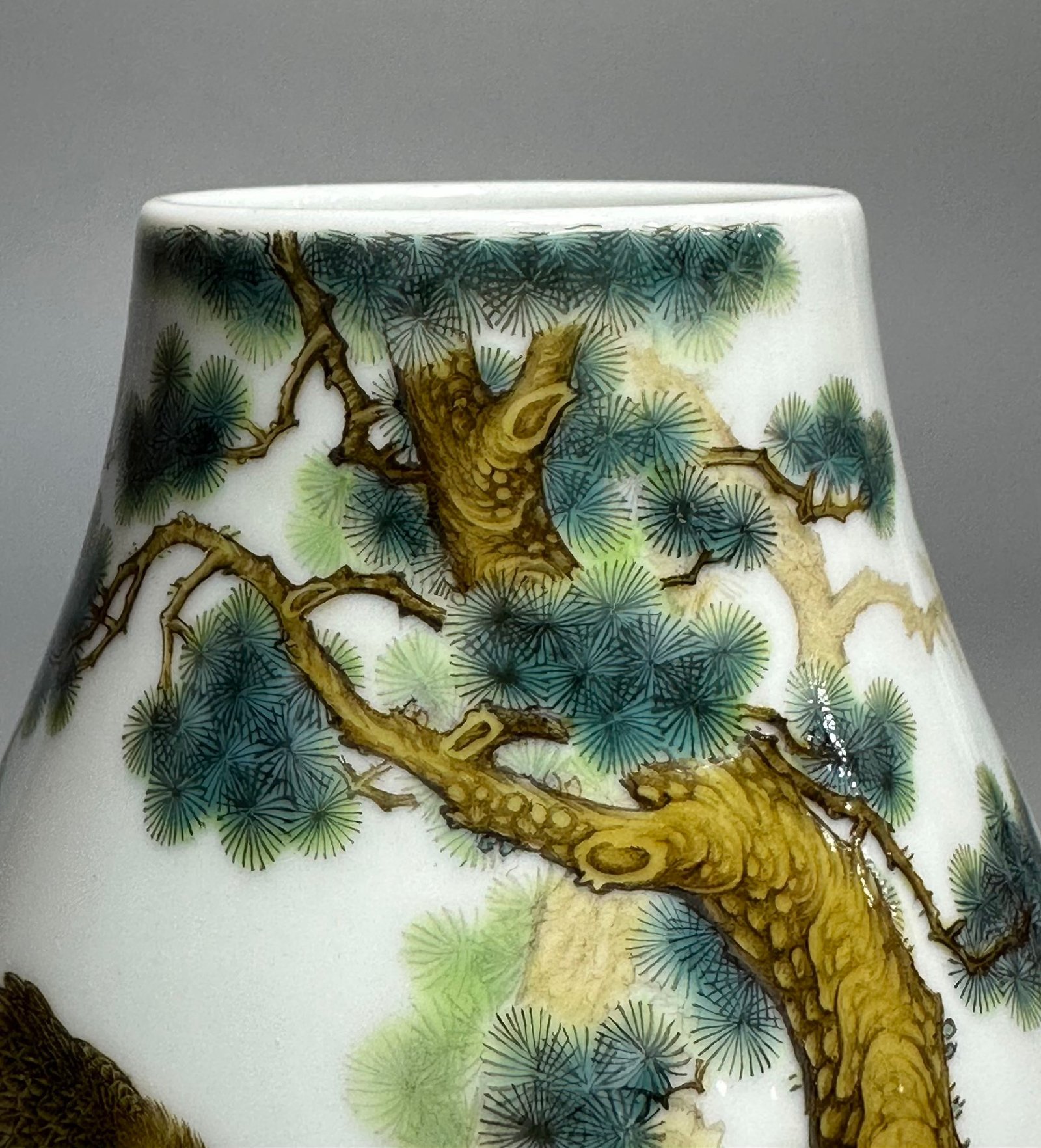 Qing Dynasty Yongzheng pastel eagle-patterned vase