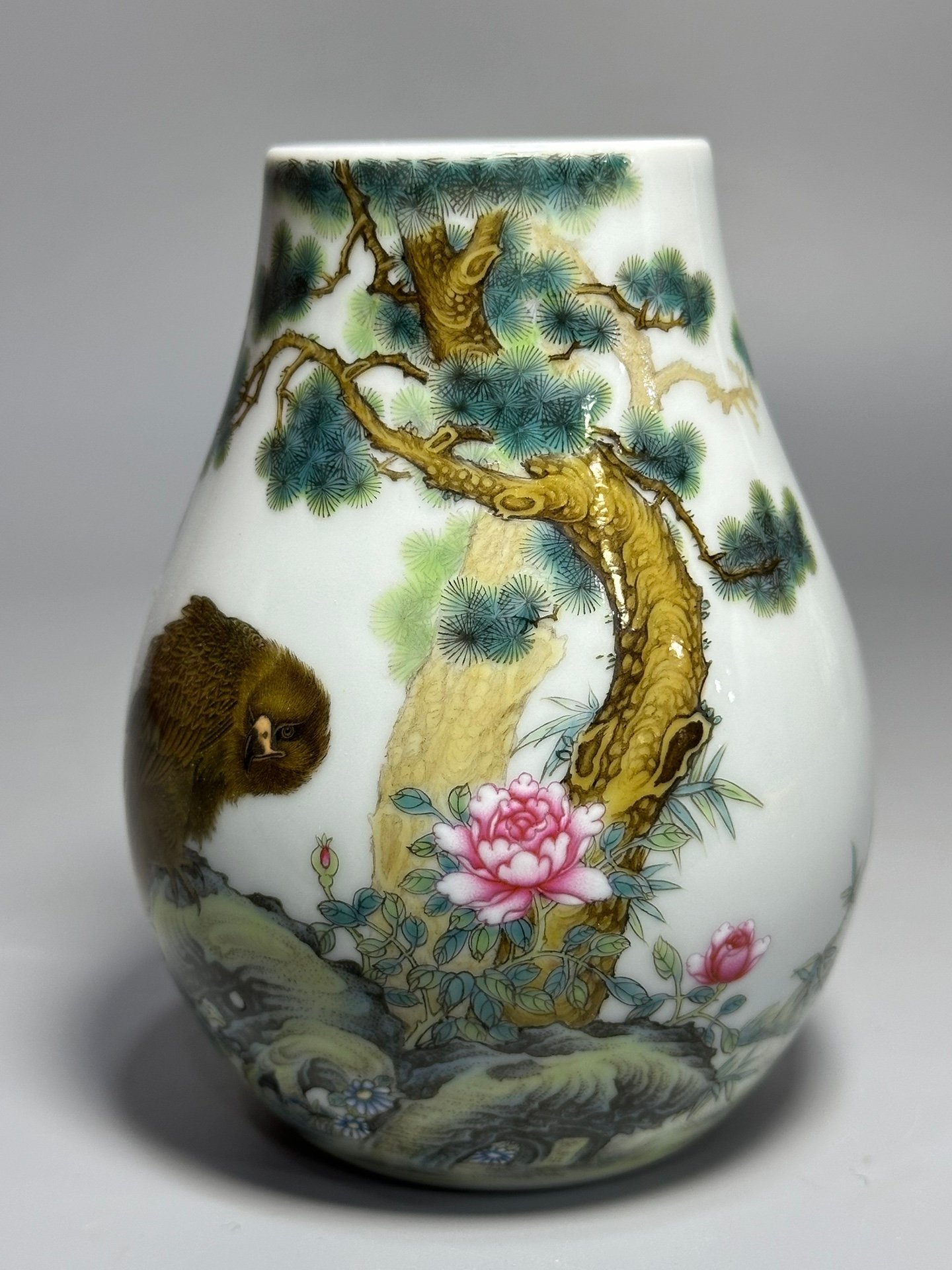 Qing Dynasty Yongzheng pastel eagle-patterned vase