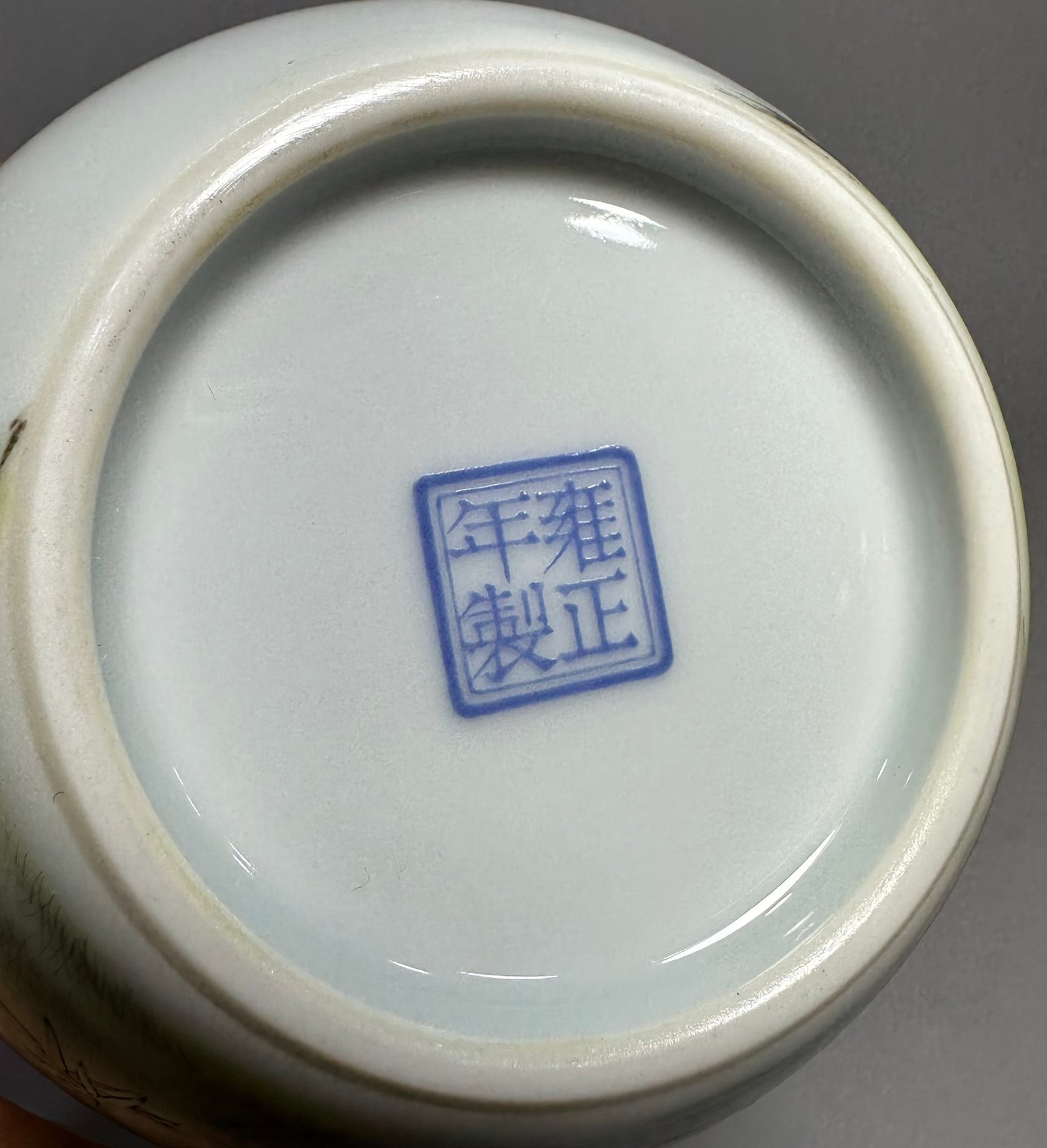 Qing Dynasty Yongzheng pastel eagle-patterned vase