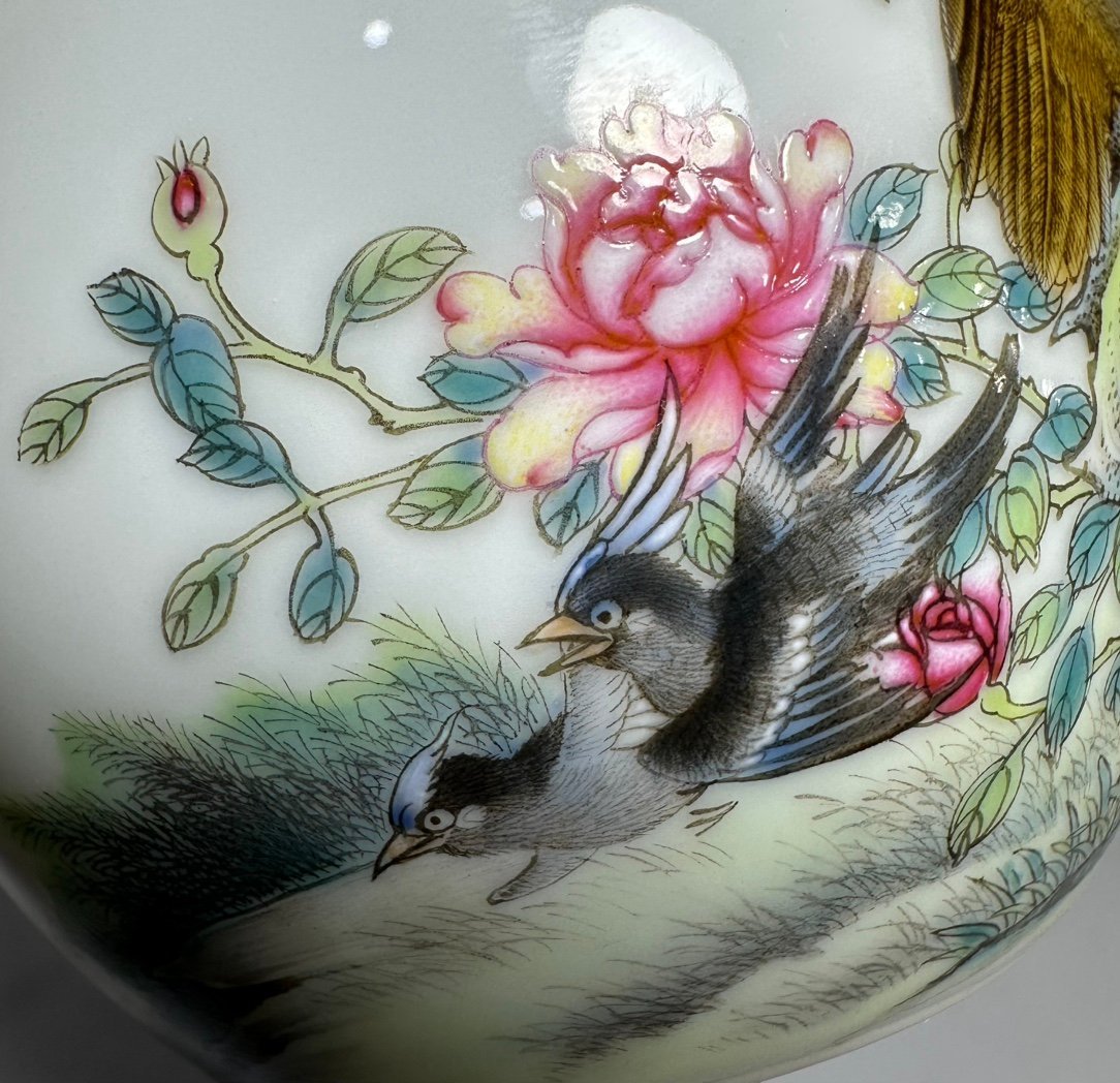 Qing Dynasty Yongzheng pastel eagle-patterned vase