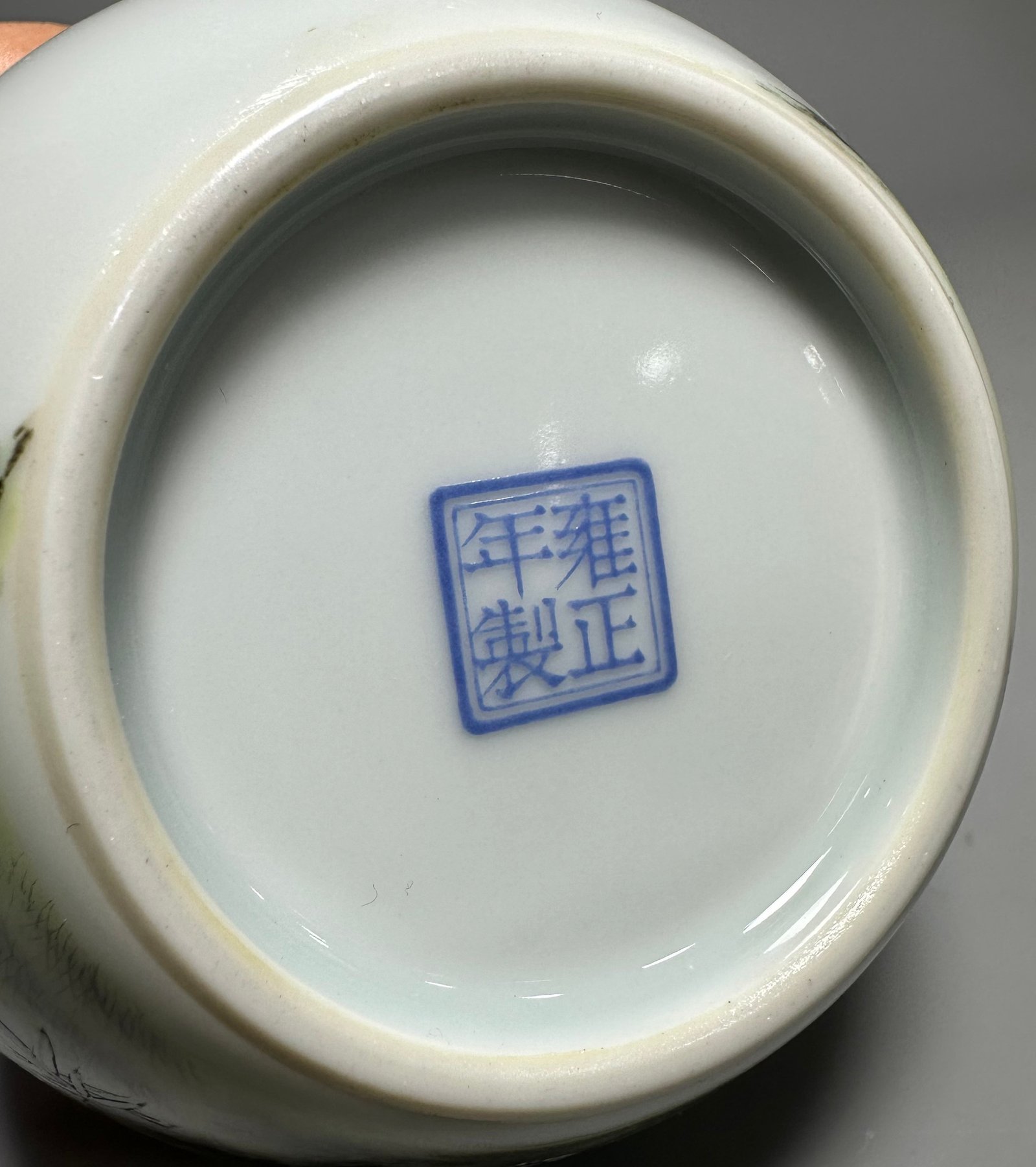 Qing Dynasty Yongzheng pastel eagle-patterned vase