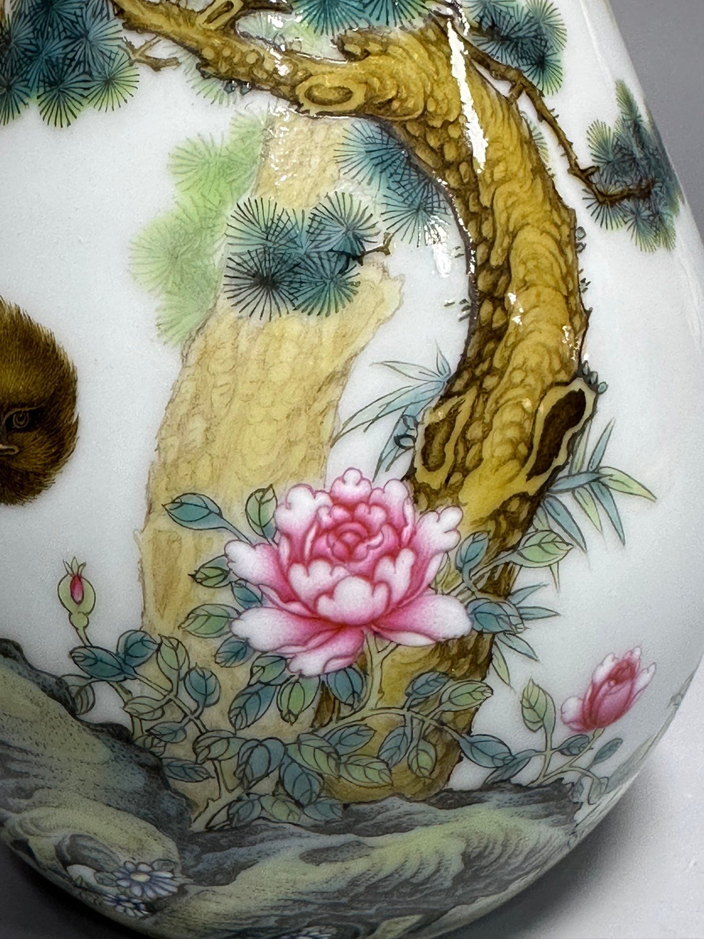 Qing Dynasty Yongzheng pastel eagle-patterned vase