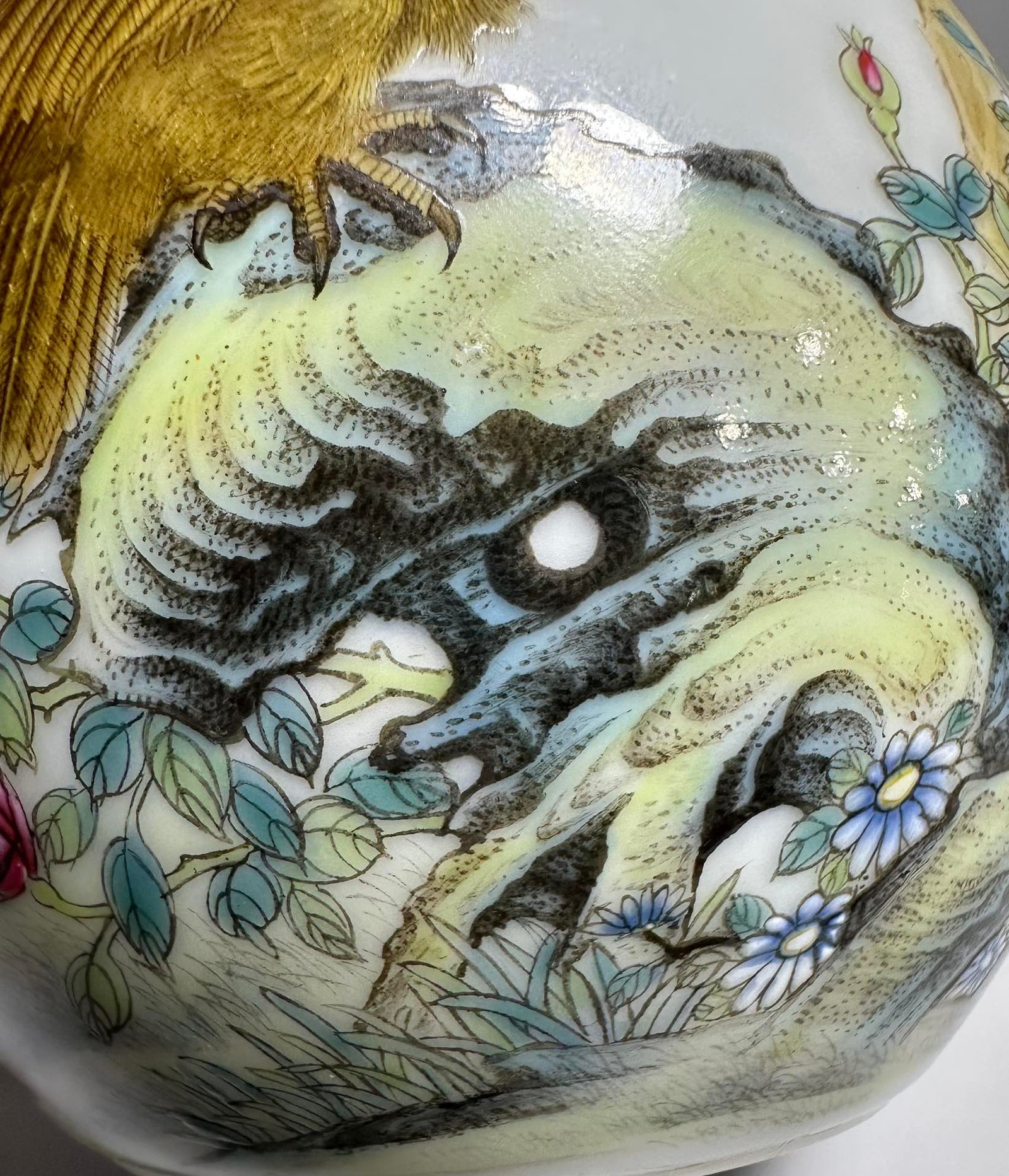 Qing Dynasty Yongzheng pastel eagle-patterned vase
