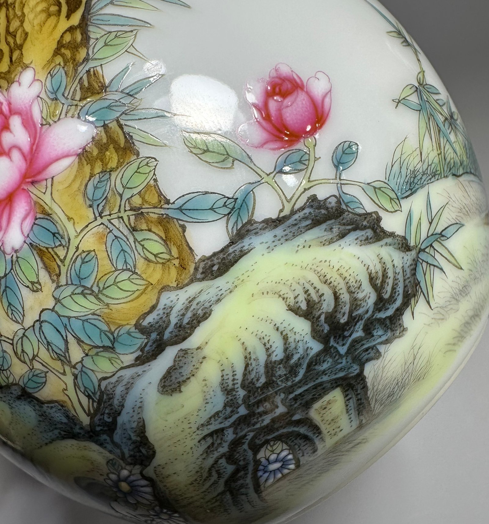 Qing Dynasty Yongzheng pastel eagle-patterned vase