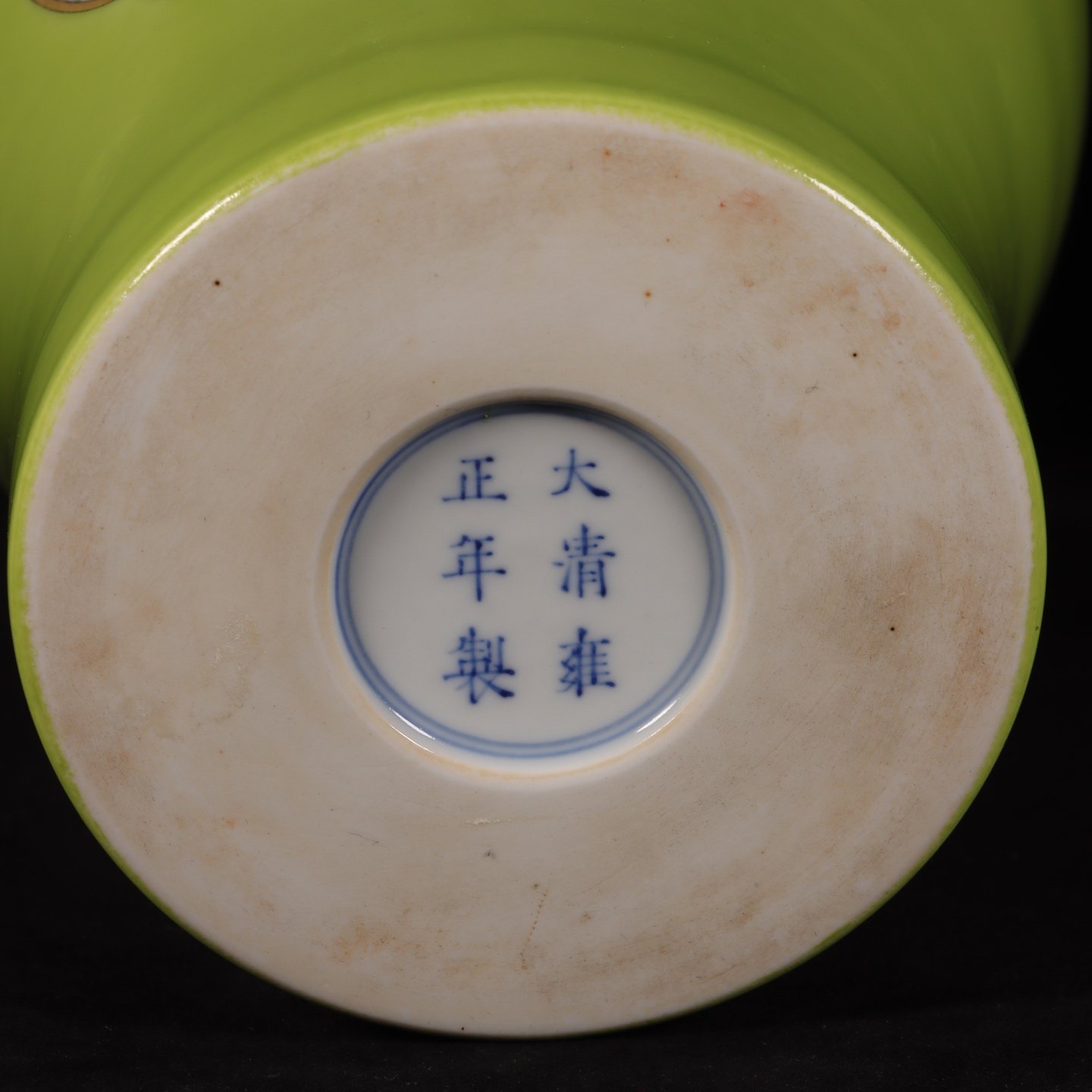 Qing Dynasty Yongzheng apple green bottom window ink color landscape plum vase