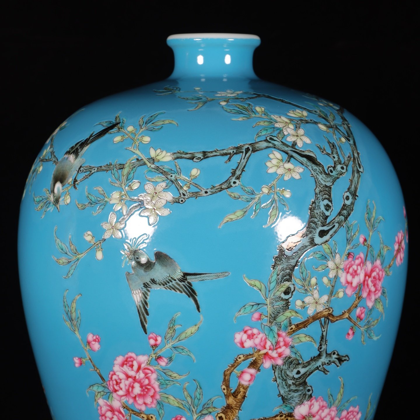 Qing Dynasty Yongzheng this plum vase has blue background
