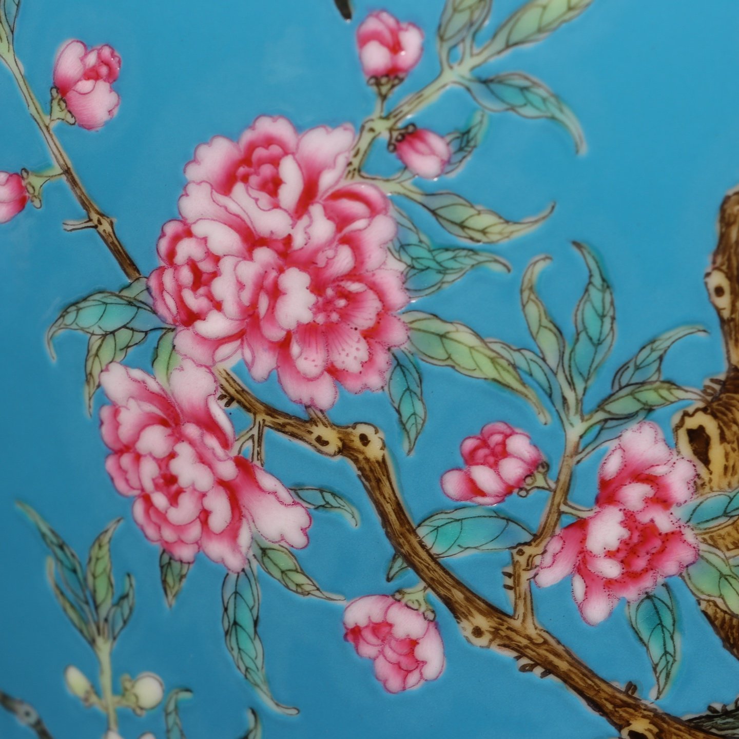 Qing Dynasty Yongzheng this plum vase has blue background