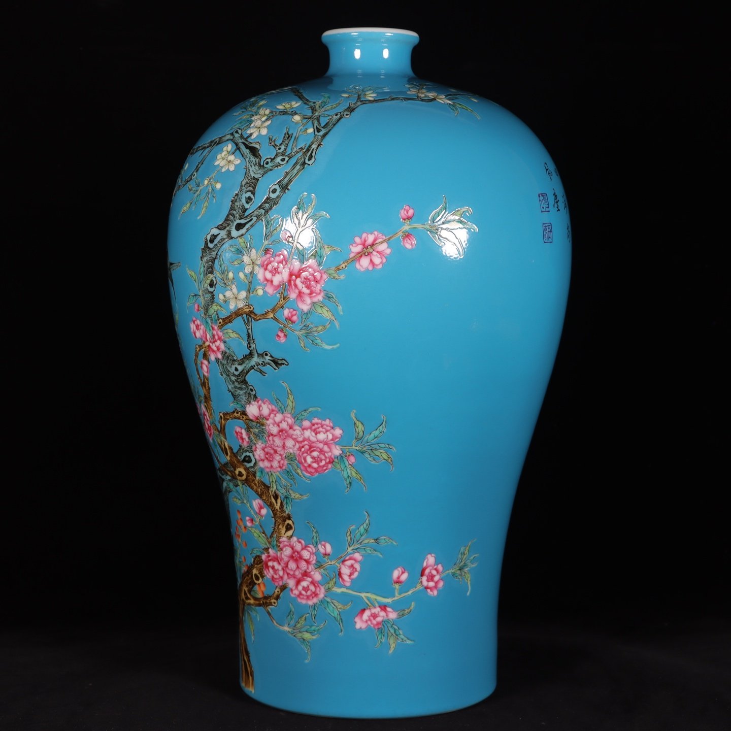 Qing Dynasty Yongzheng this plum vase has blue background